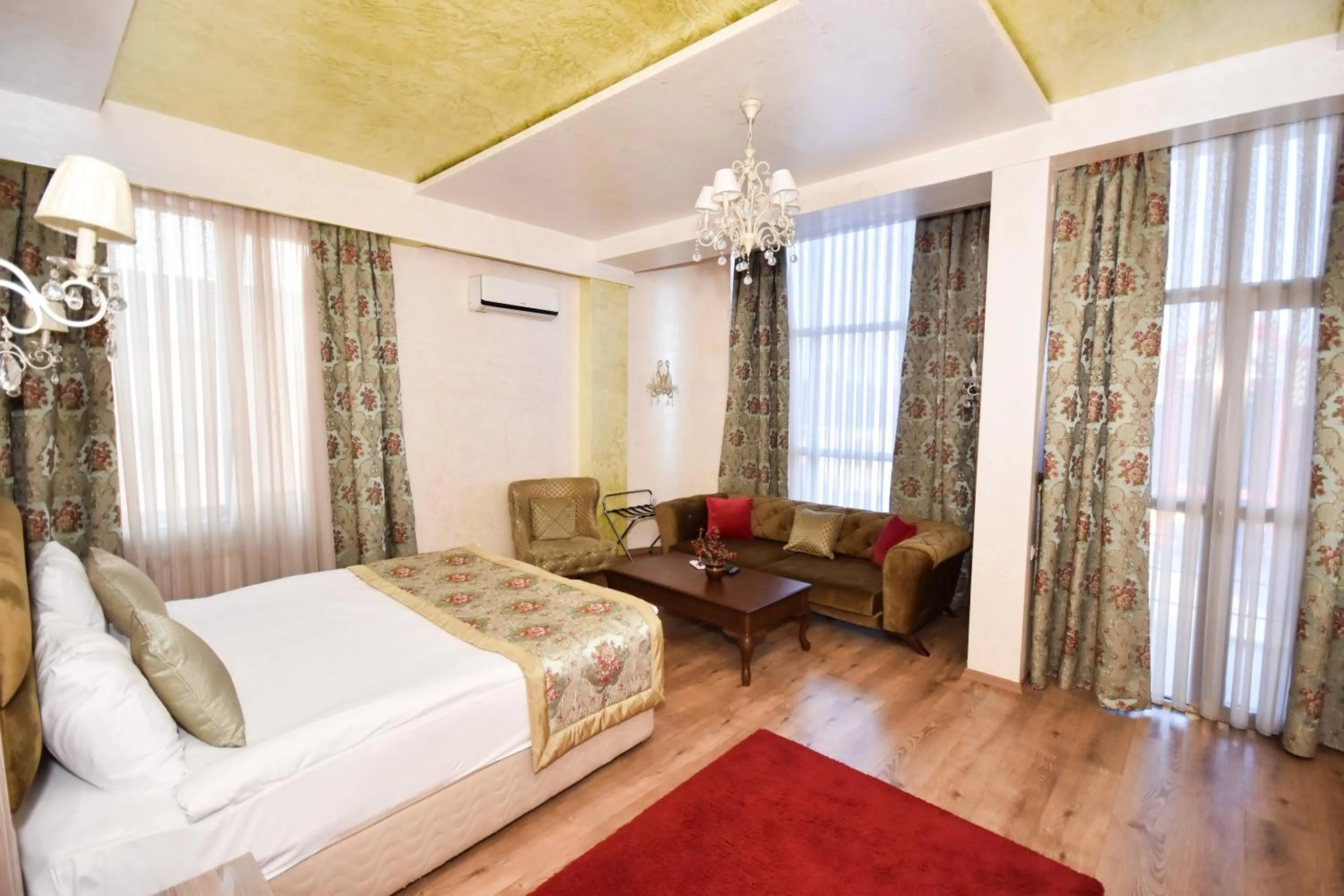 Bed in Iberia Palace Hotel