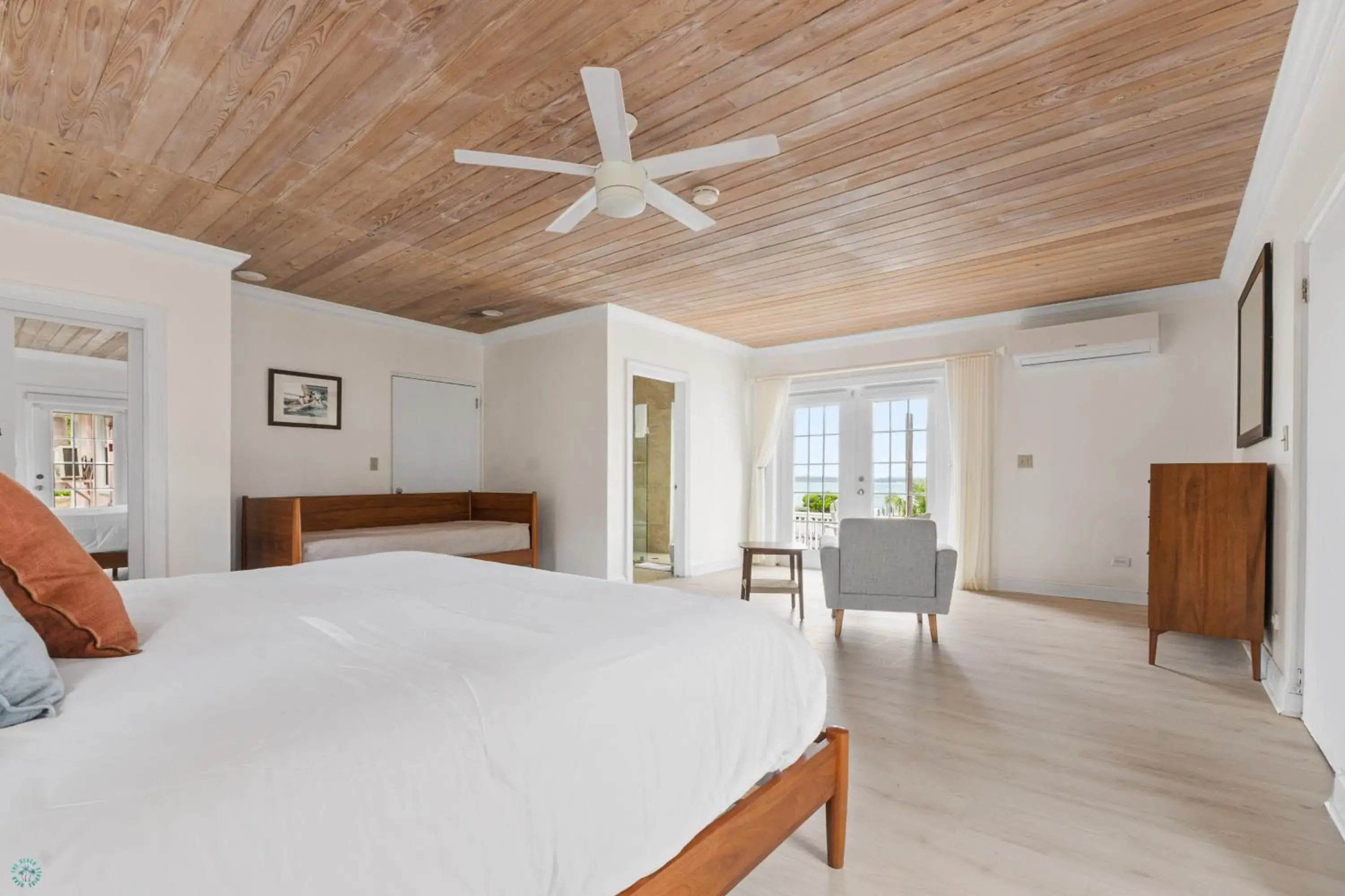 Superior King Room in Romora Bay Resort & Marina Superior King Room in Romora Bay Resort & Marina