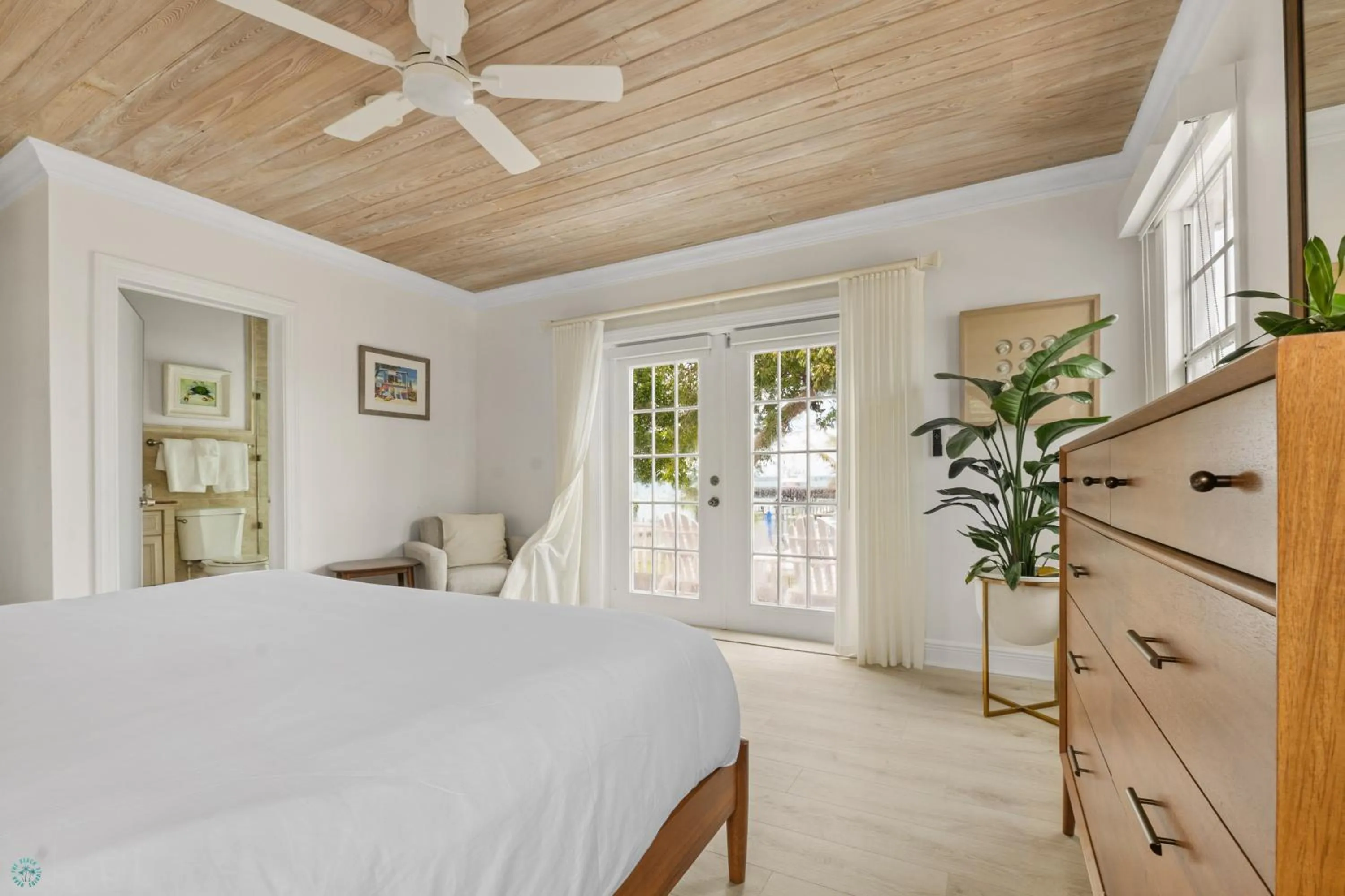 Bed in Romora Bay Resort & Marina