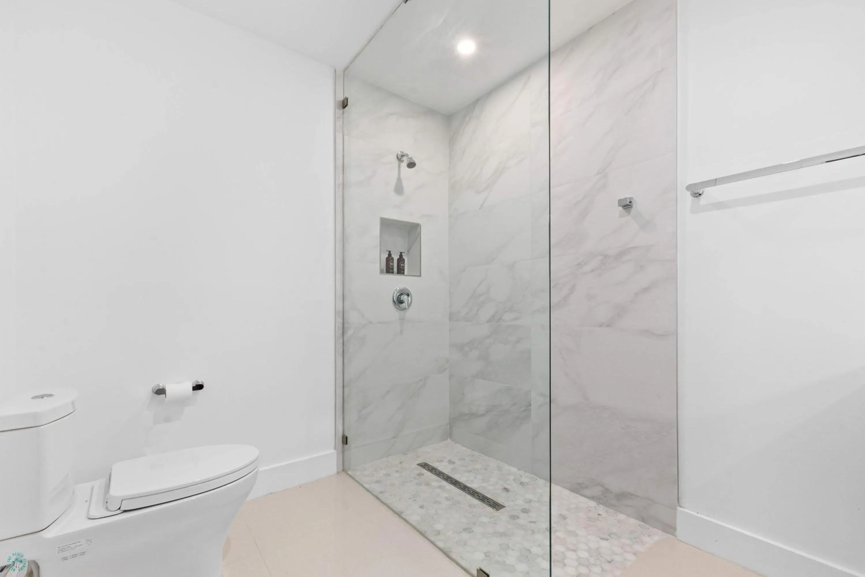 Shower in Romora Bay Resort & Marina