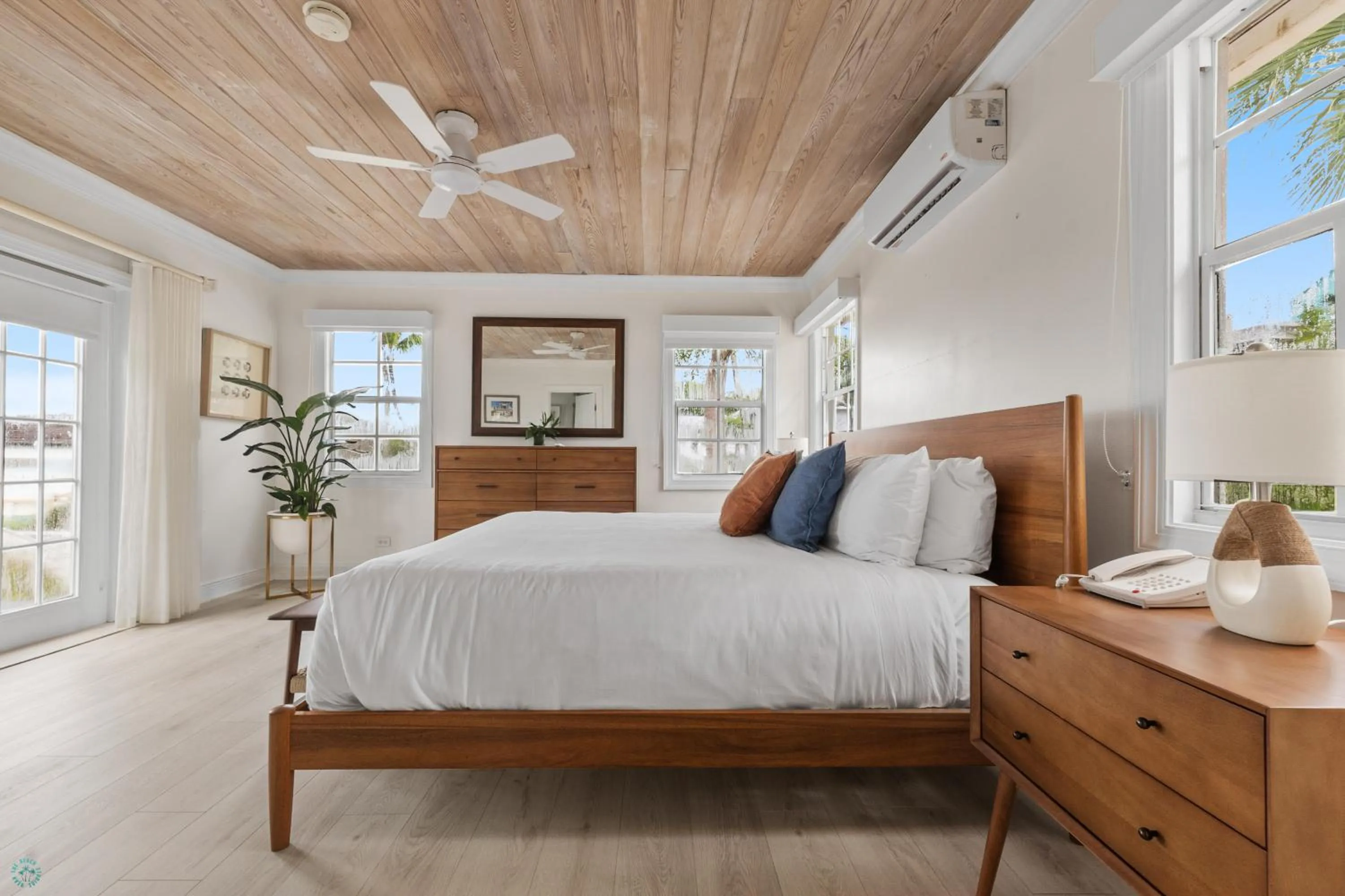 Bed in Romora Bay Resort & Marina