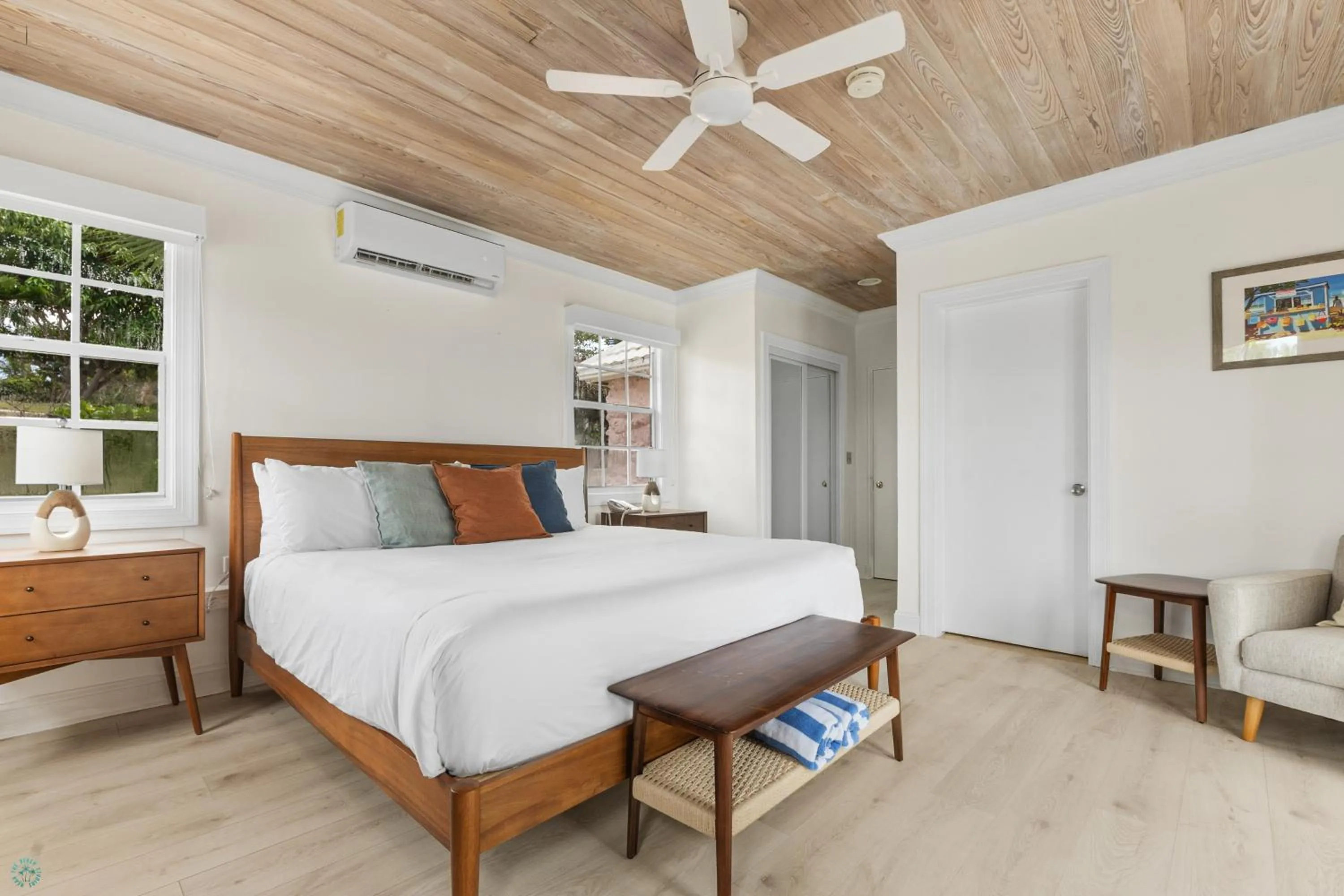 Bed in Romora Bay Resort & Marina