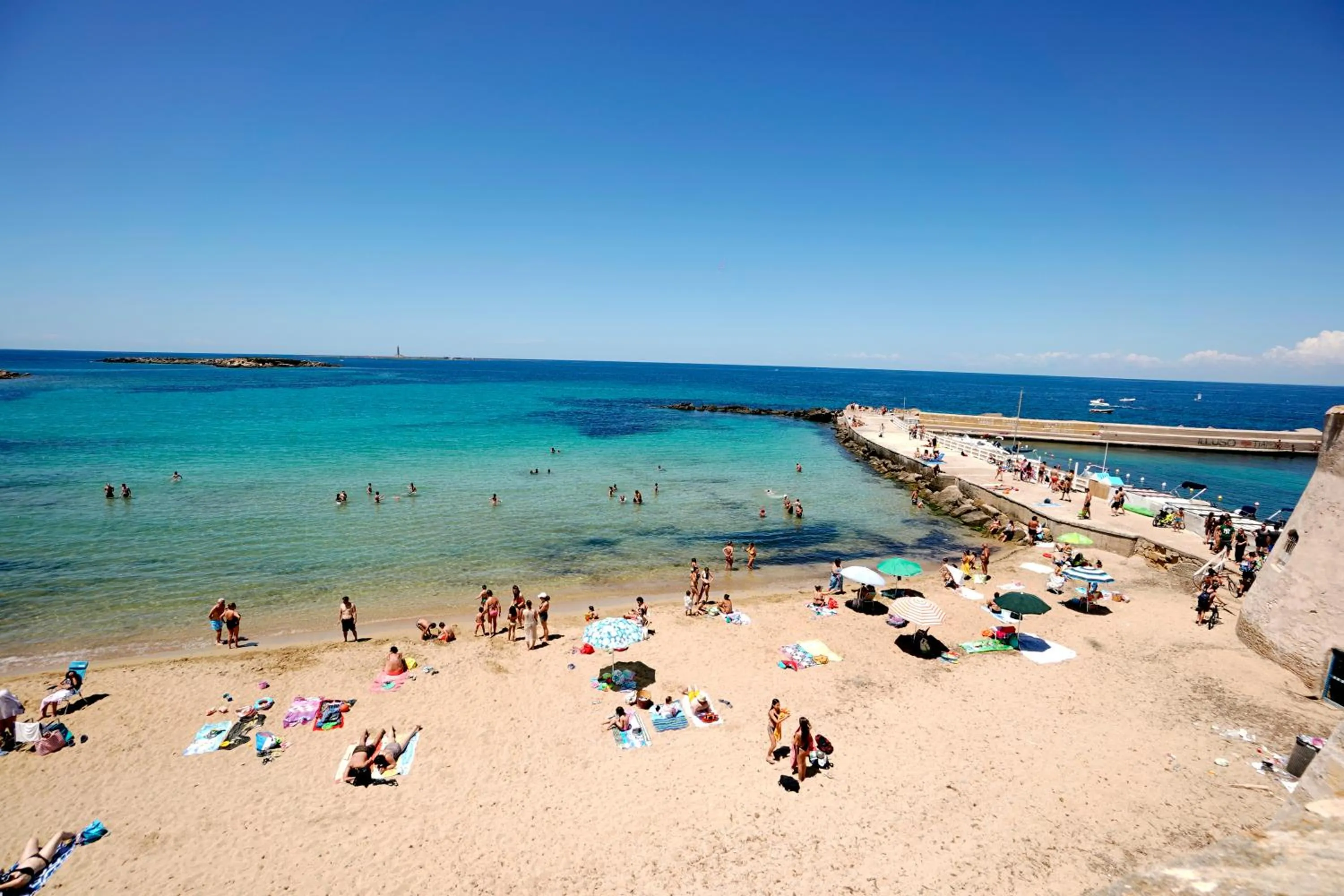 Entertainment in Elamar Rooms & Apartment