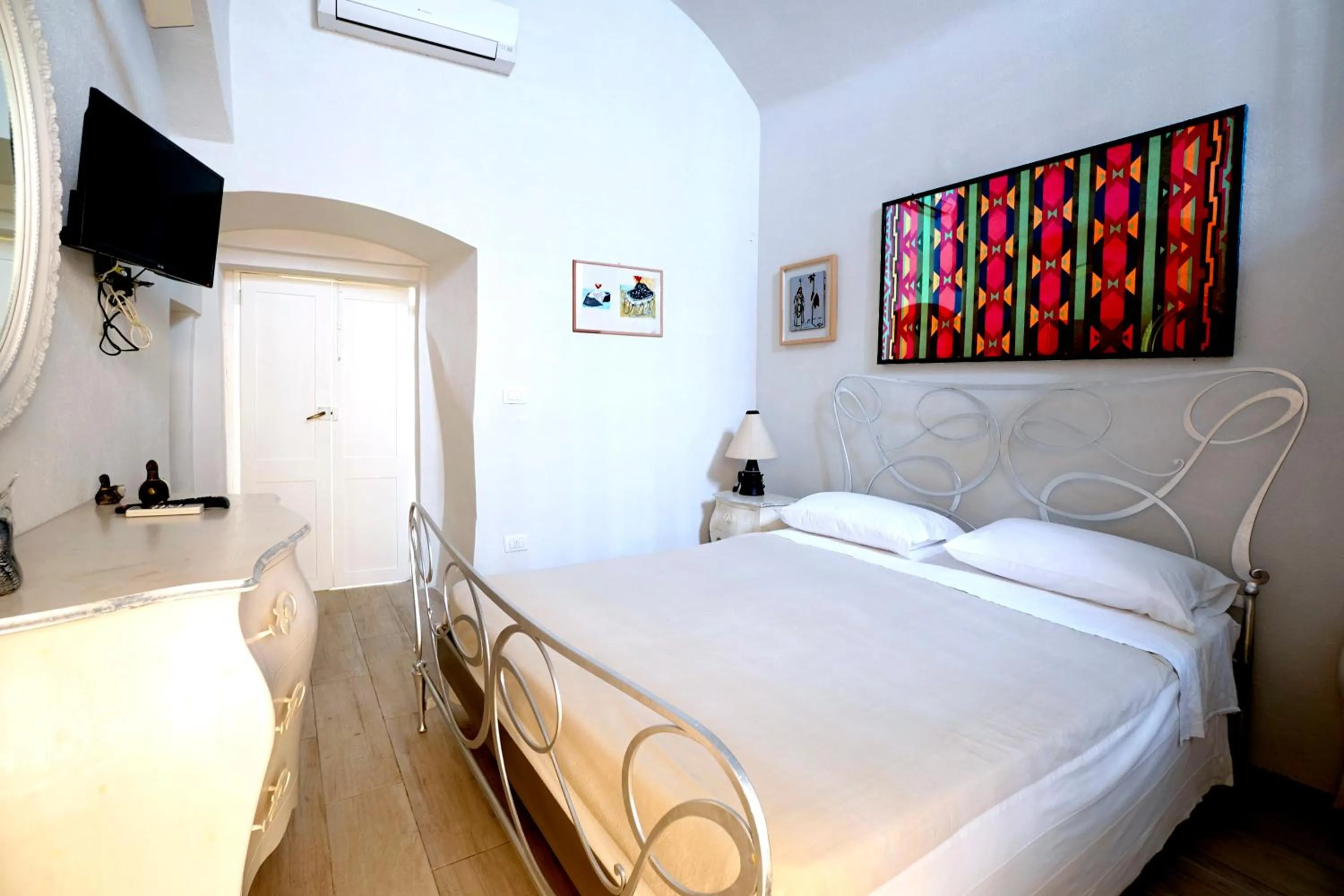 Decorative detail, Bed in Elamar Rooms & Apartment