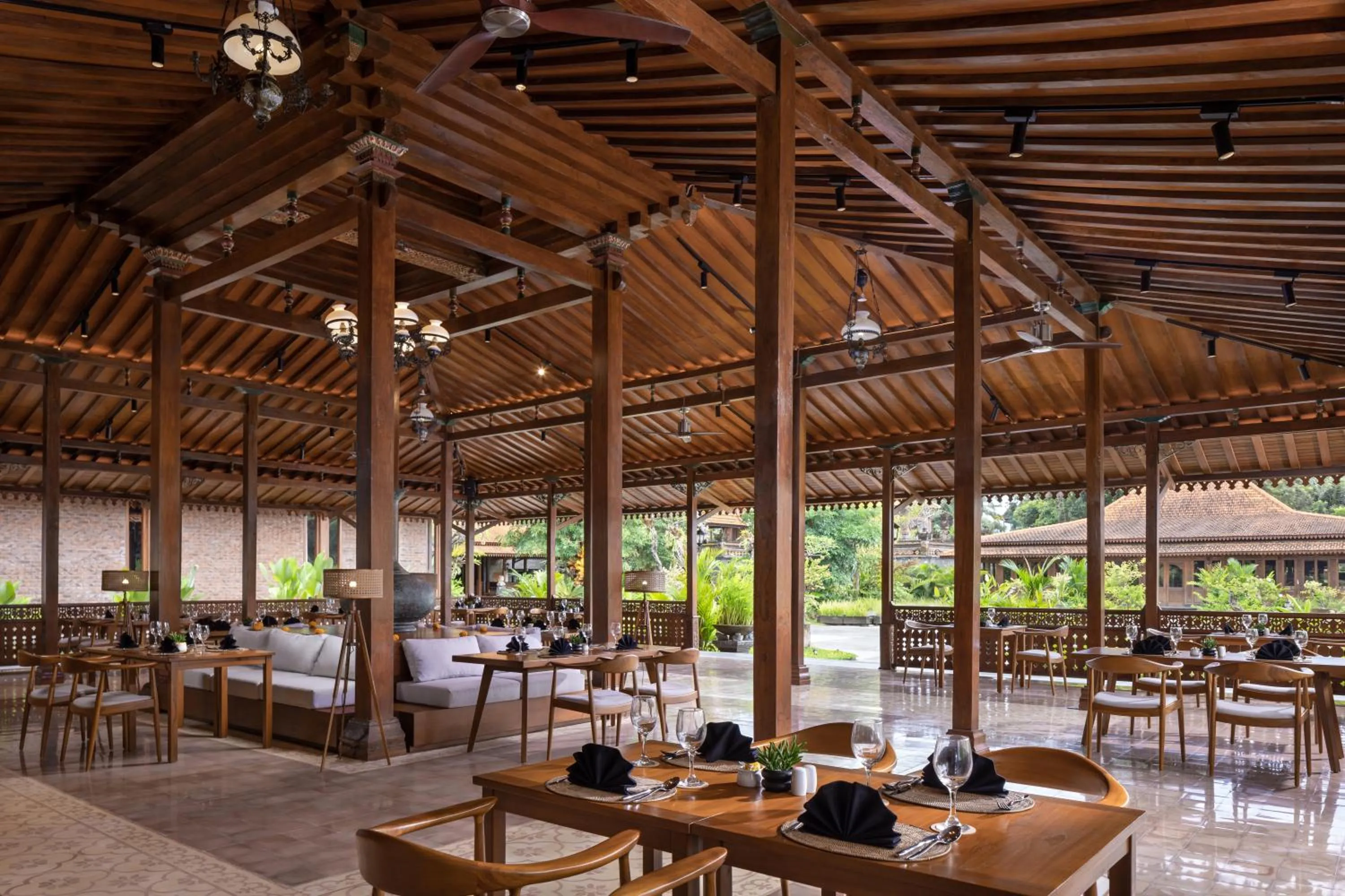 Restaurant/places to eat in Anumana De Suite
