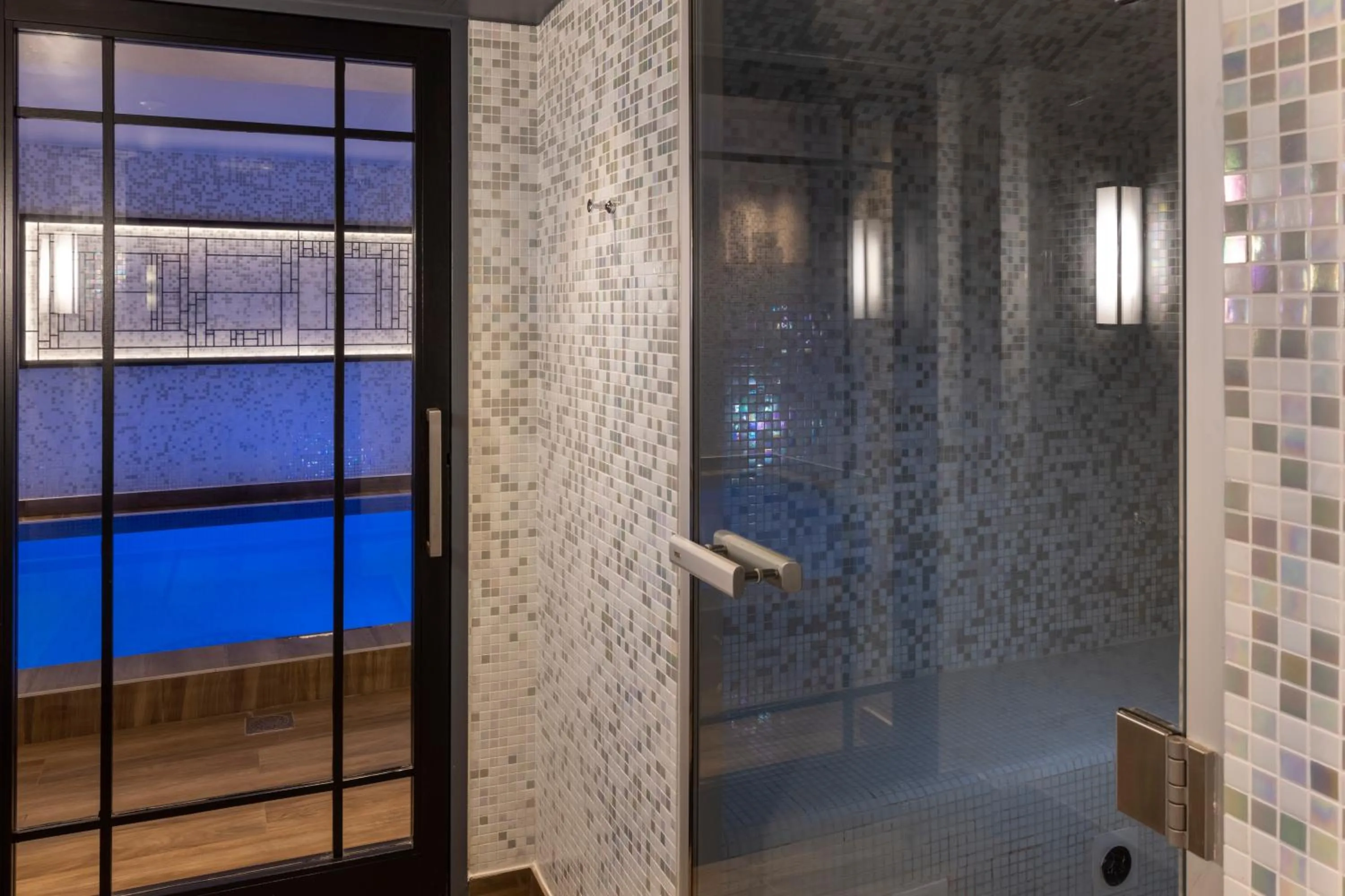 Spa and wellness centre/facilities in Les Matins de Paris & Spa