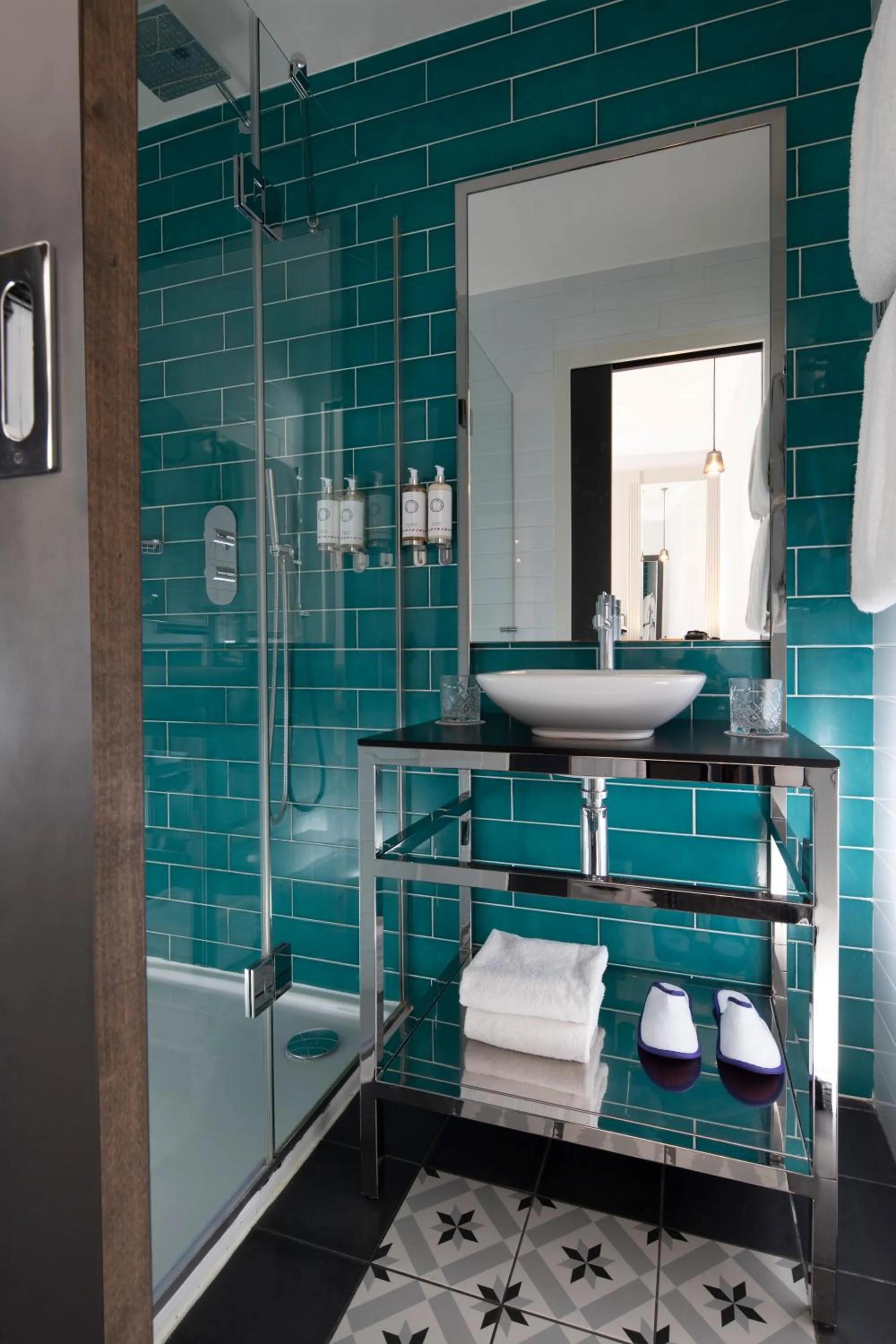 Bathroom in Les Matins de Paris & Spa