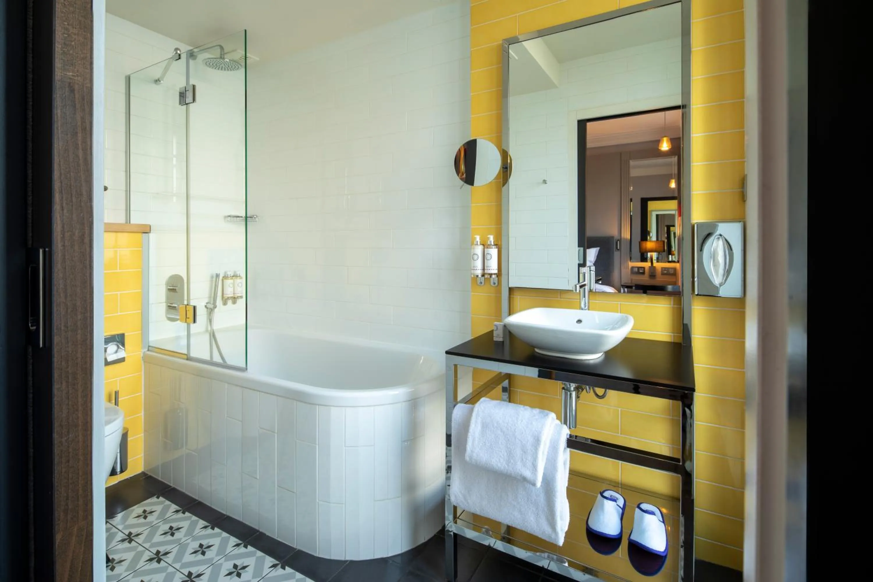 Bathroom, Bed in Les Matins de Paris & Spa