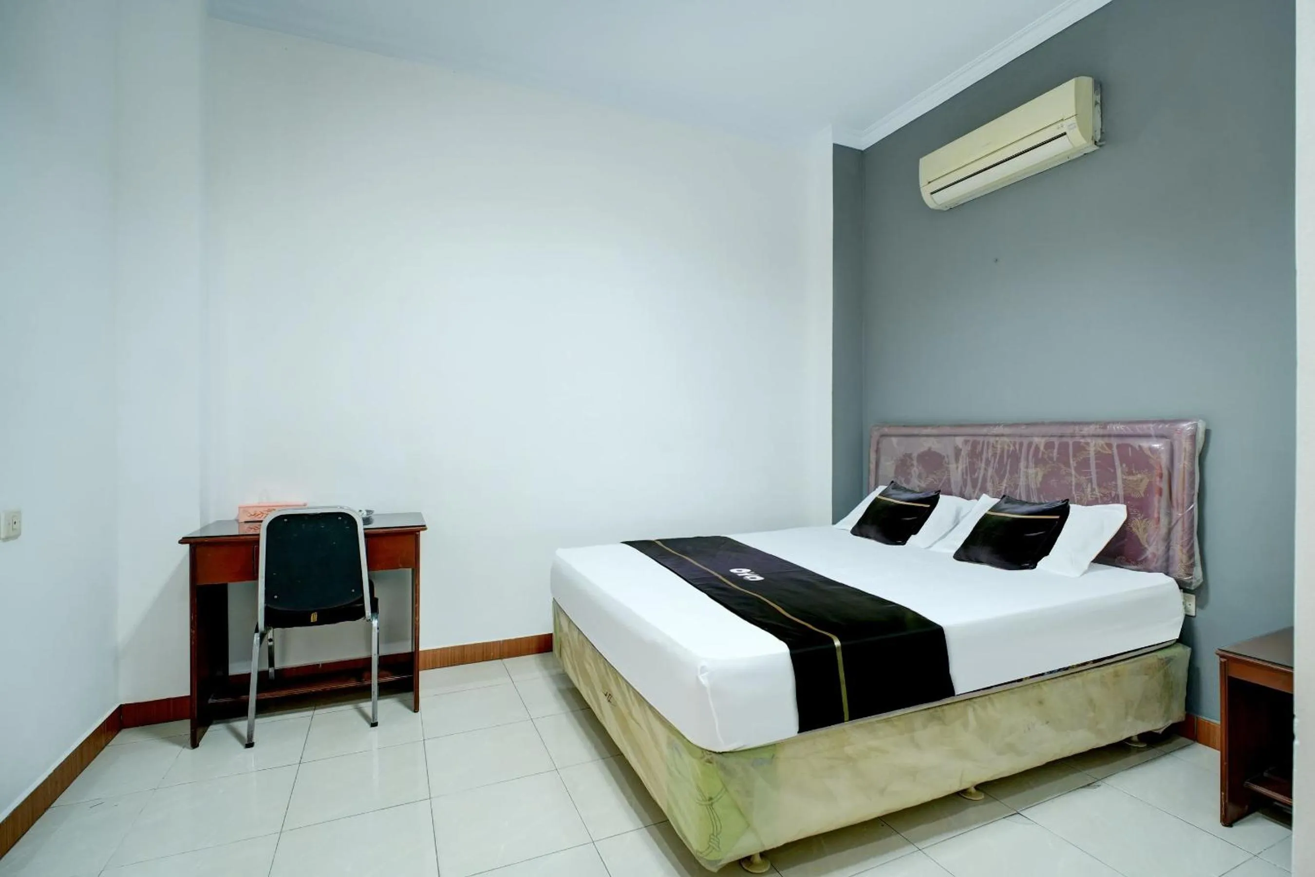 Photo of the whole room, Bed in Hotel O Depok near Bhayangkara BRIMOB Hospital Formerly Hotel Mutiara Kelapa Dua Depok