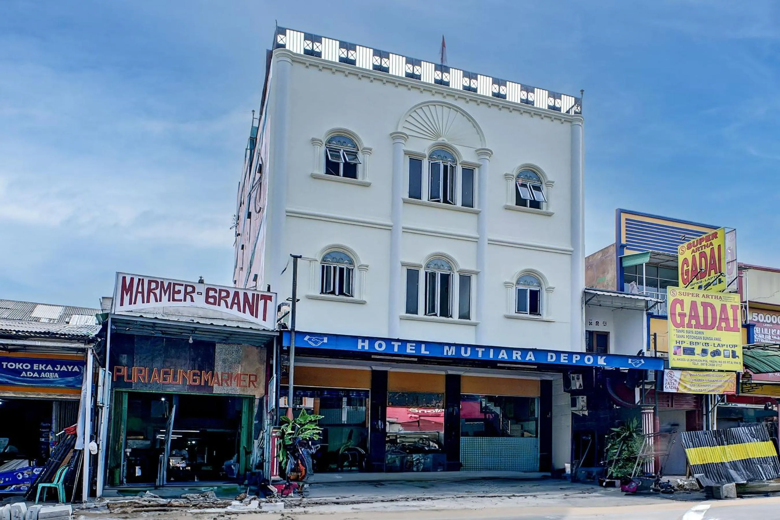 Facade/entrance in Hotel O Depok near Bhayangkara BRIMOB Hospital Formerly Hotel Mutiara Kelapa Dua Depok