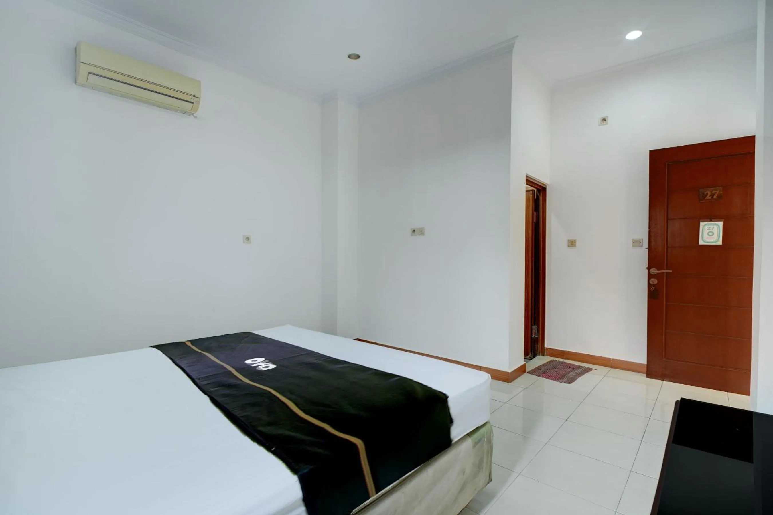 Photo of the whole room, Bed in Hotel O Depok near Bhayangkara BRIMOB Hospital Formerly Hotel Mutiara Kelapa Dua Depok