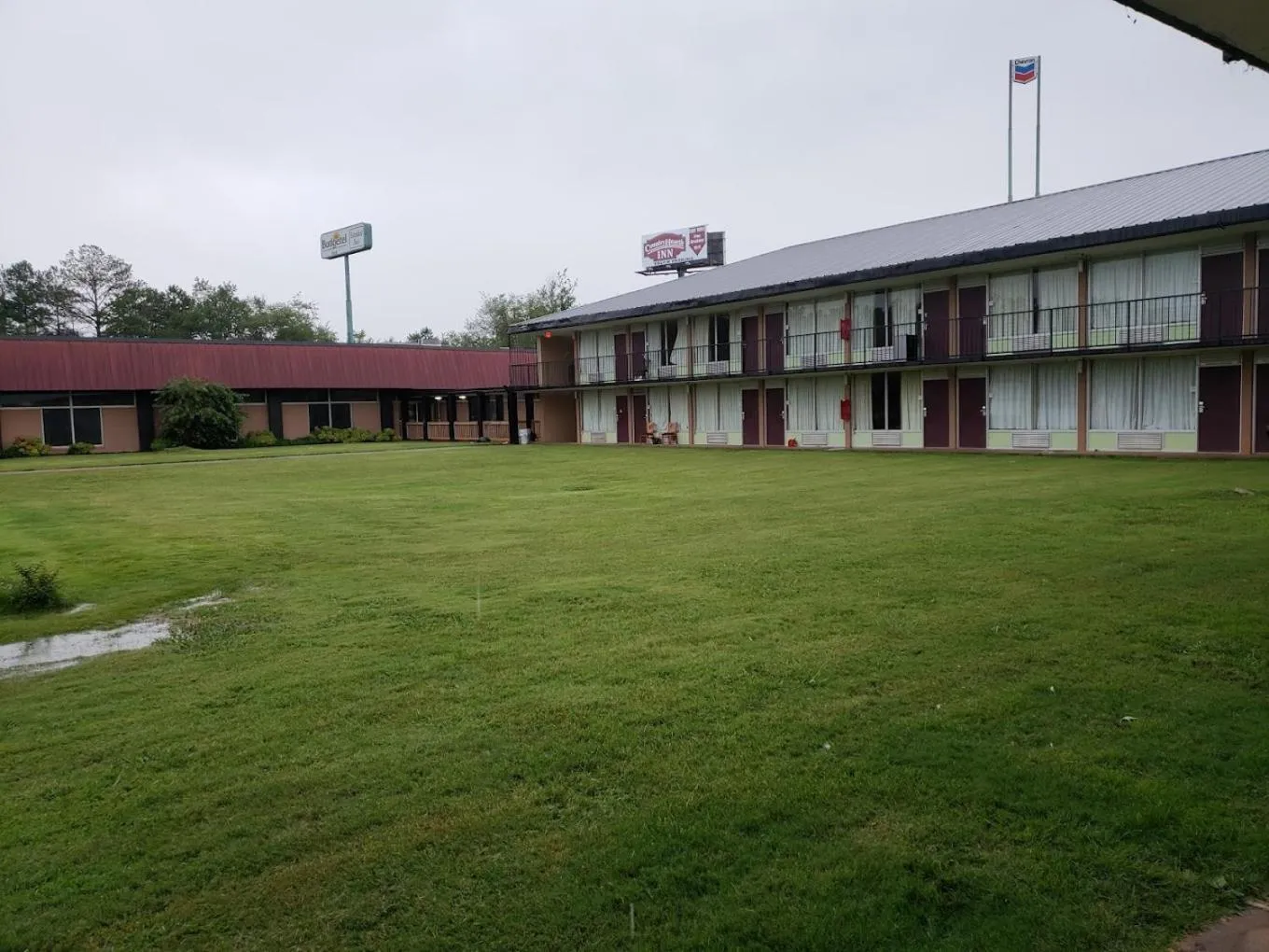 Facade/entrance in OYO Hotel Catersville GA