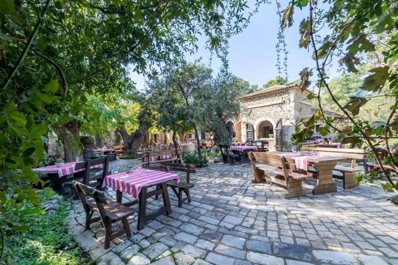 Restaurant/places to eat in Amadria Exclusive Beach Villa