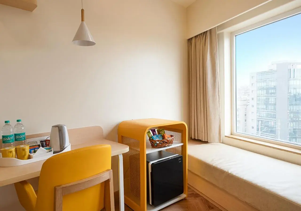 Junior Suite - single occupancy in Bloom Hub l WEH Andheri Junior Suite - single occupancy in Bloom Hub l WEH Andheri