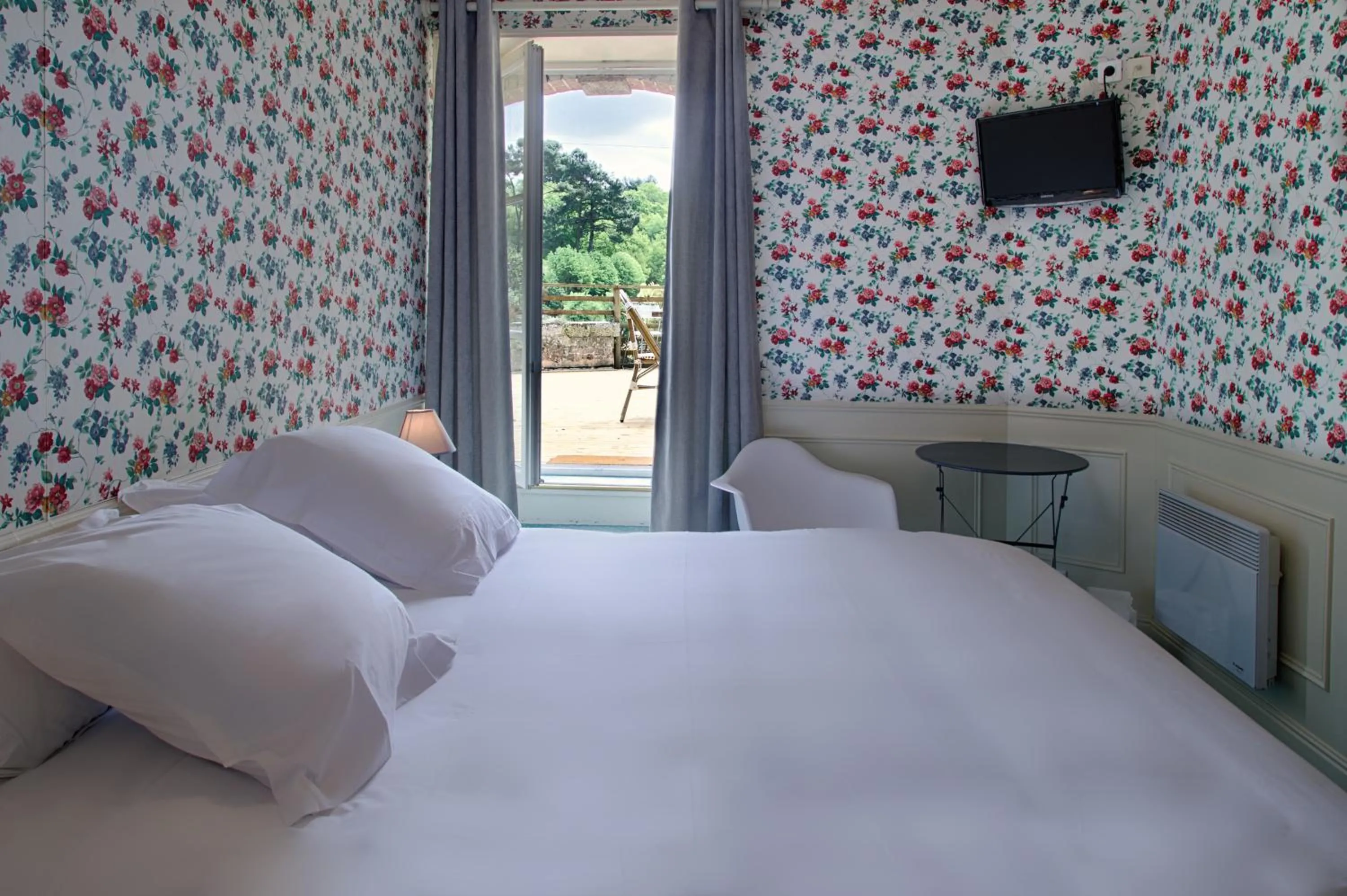 Patio, Bed in Hotel de charme Les Mimosas