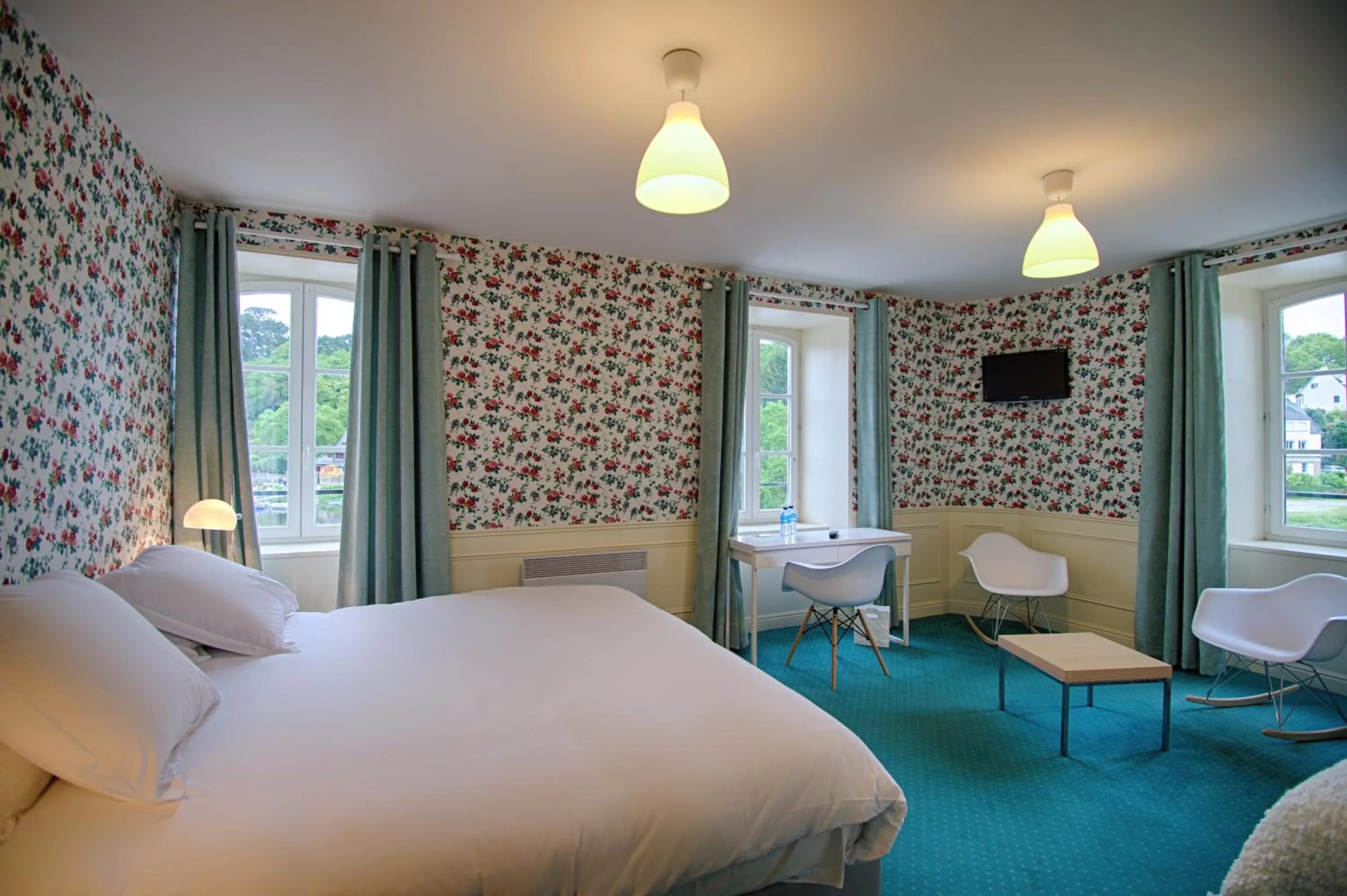 Photo of the whole room, Bed in Hotel de charme Les Mimosas