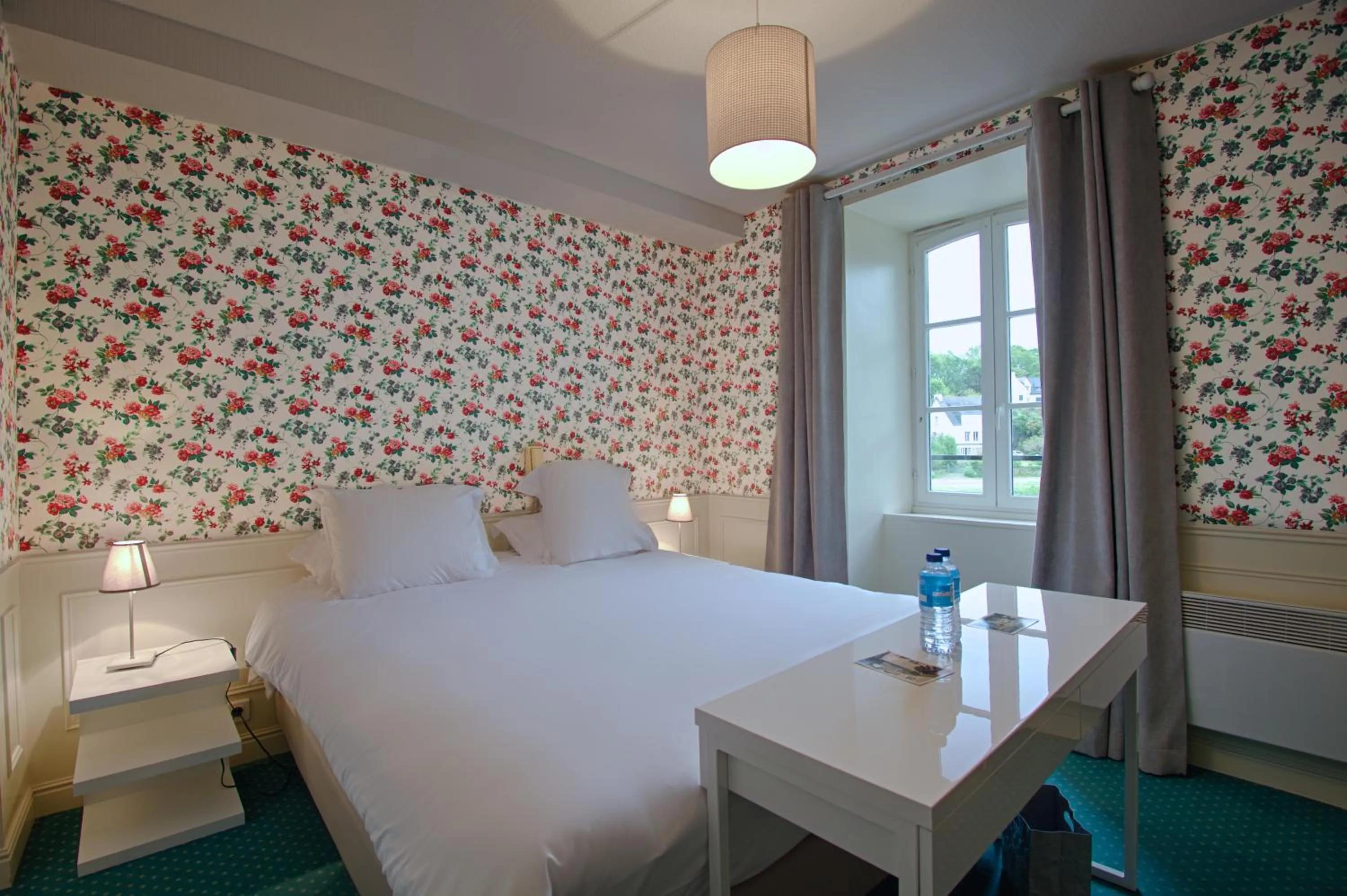 Photo of the whole room, Bed in Hotel de charme Les Mimosas