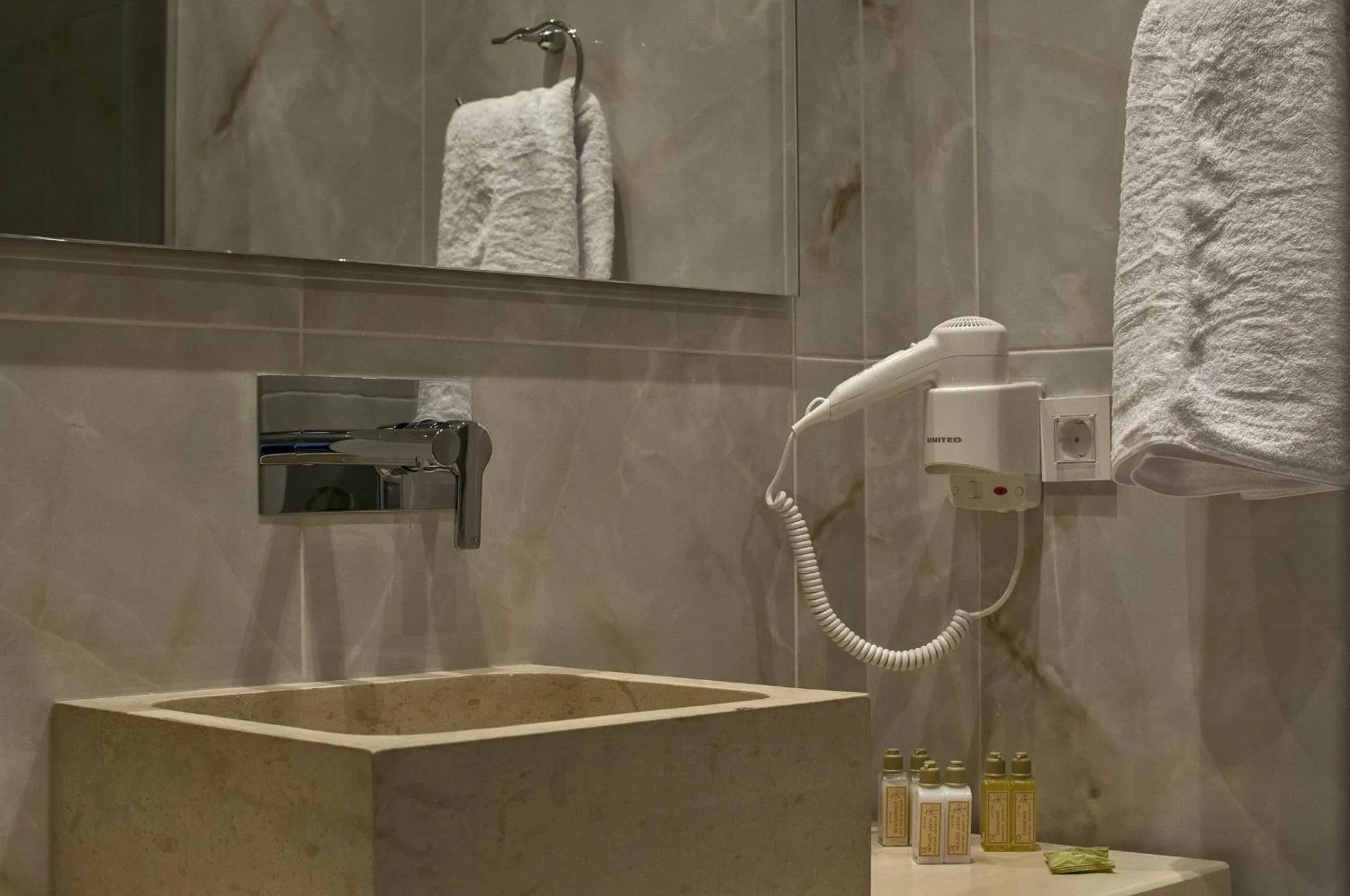 Bathroom in Elia Zampeliou Hotel