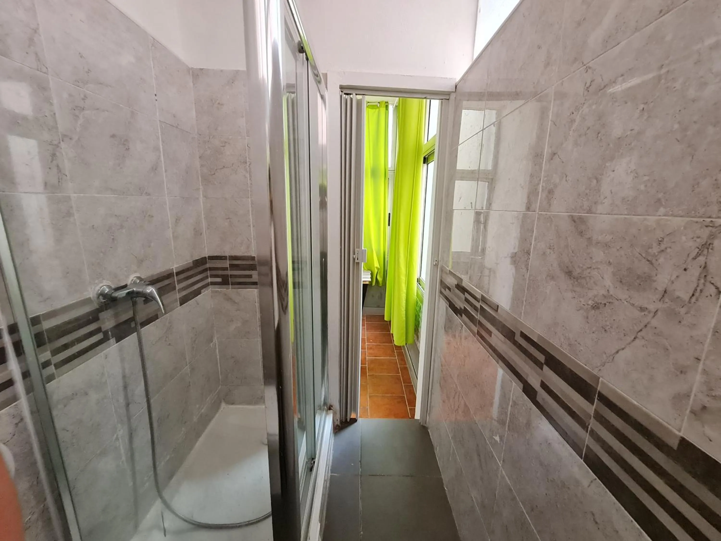 Shangri-La Hostel Anjos