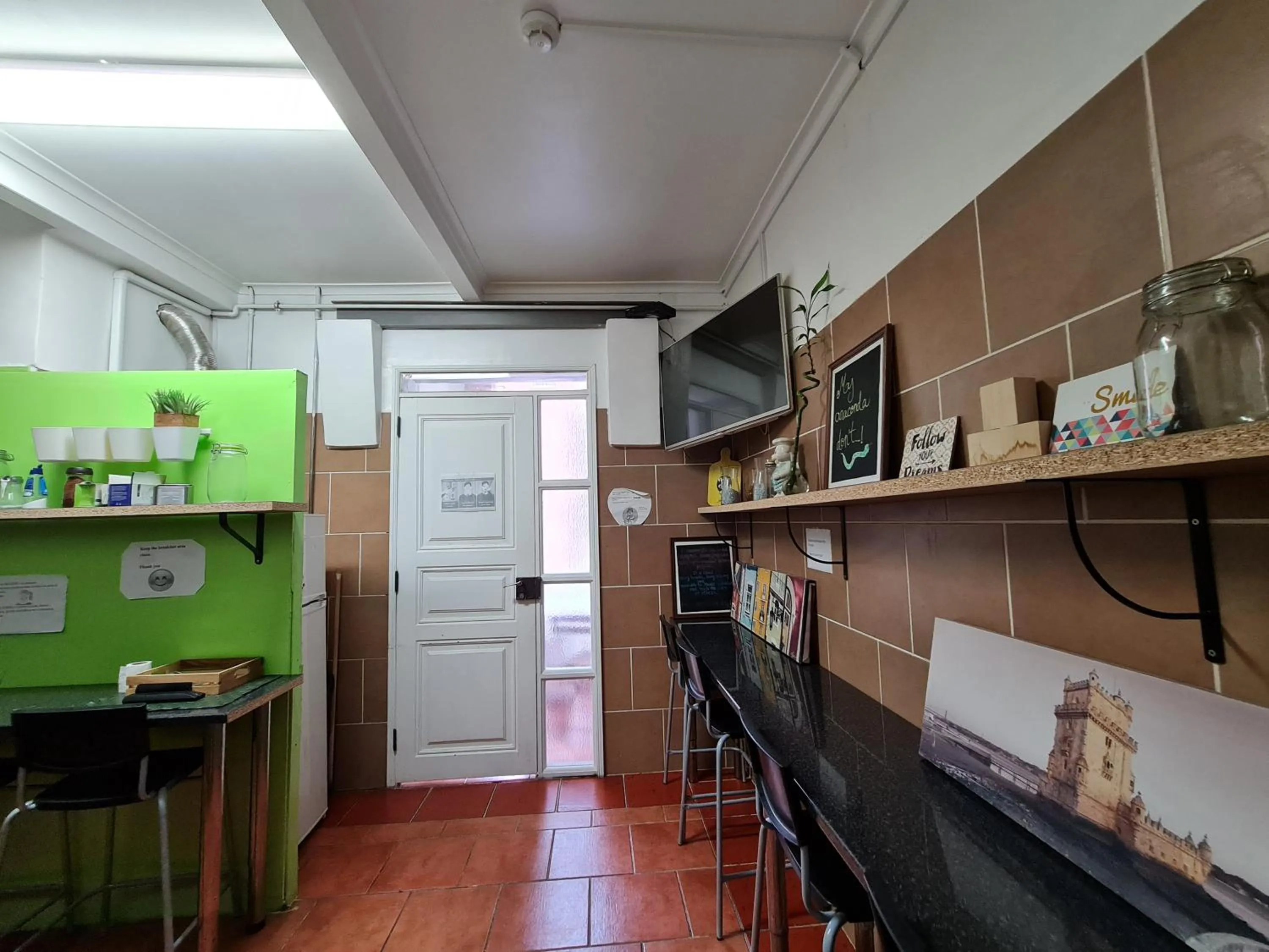 Shangri-La Hostel Anjos