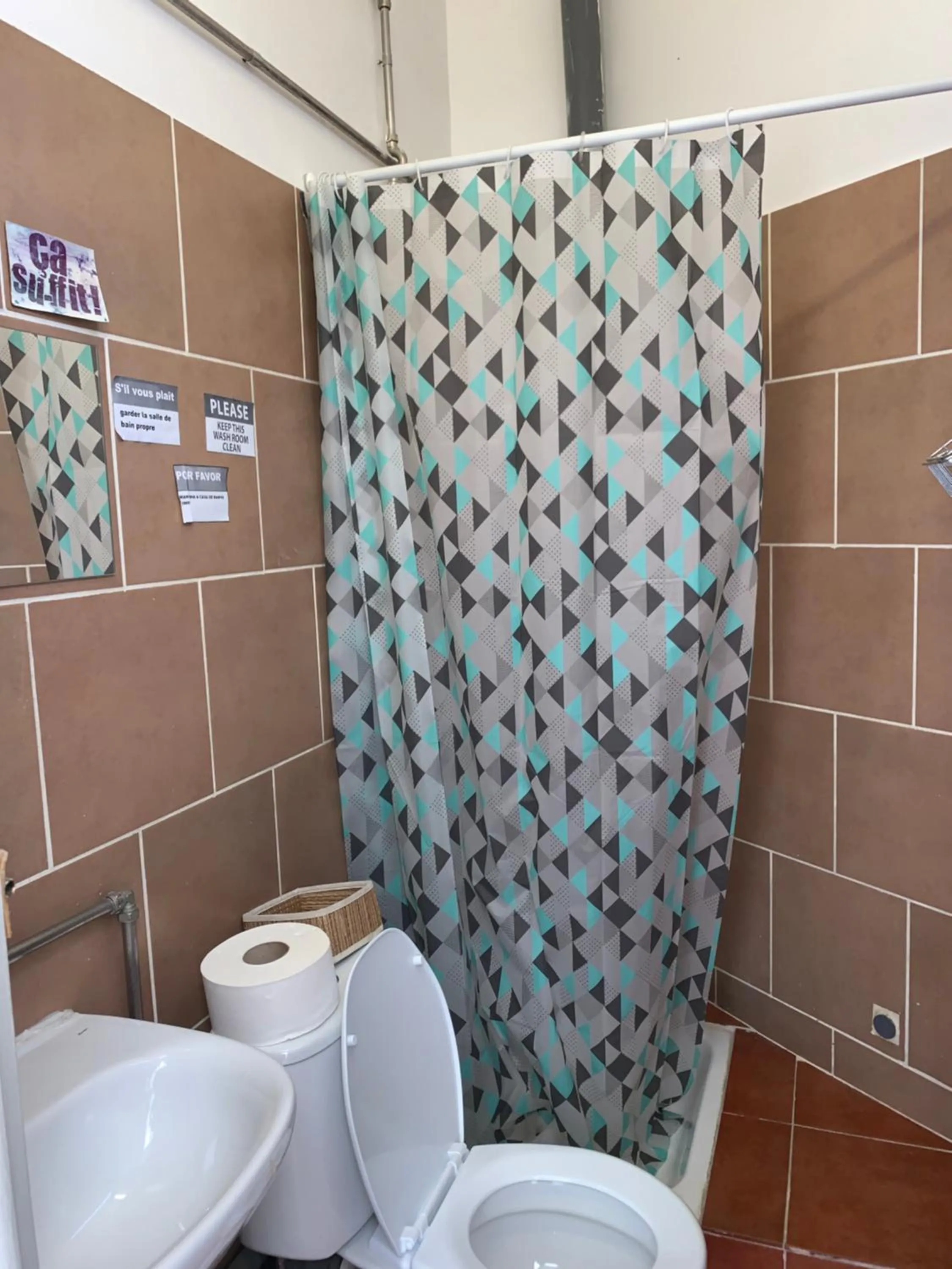 Shangri-La Hostel Anjos