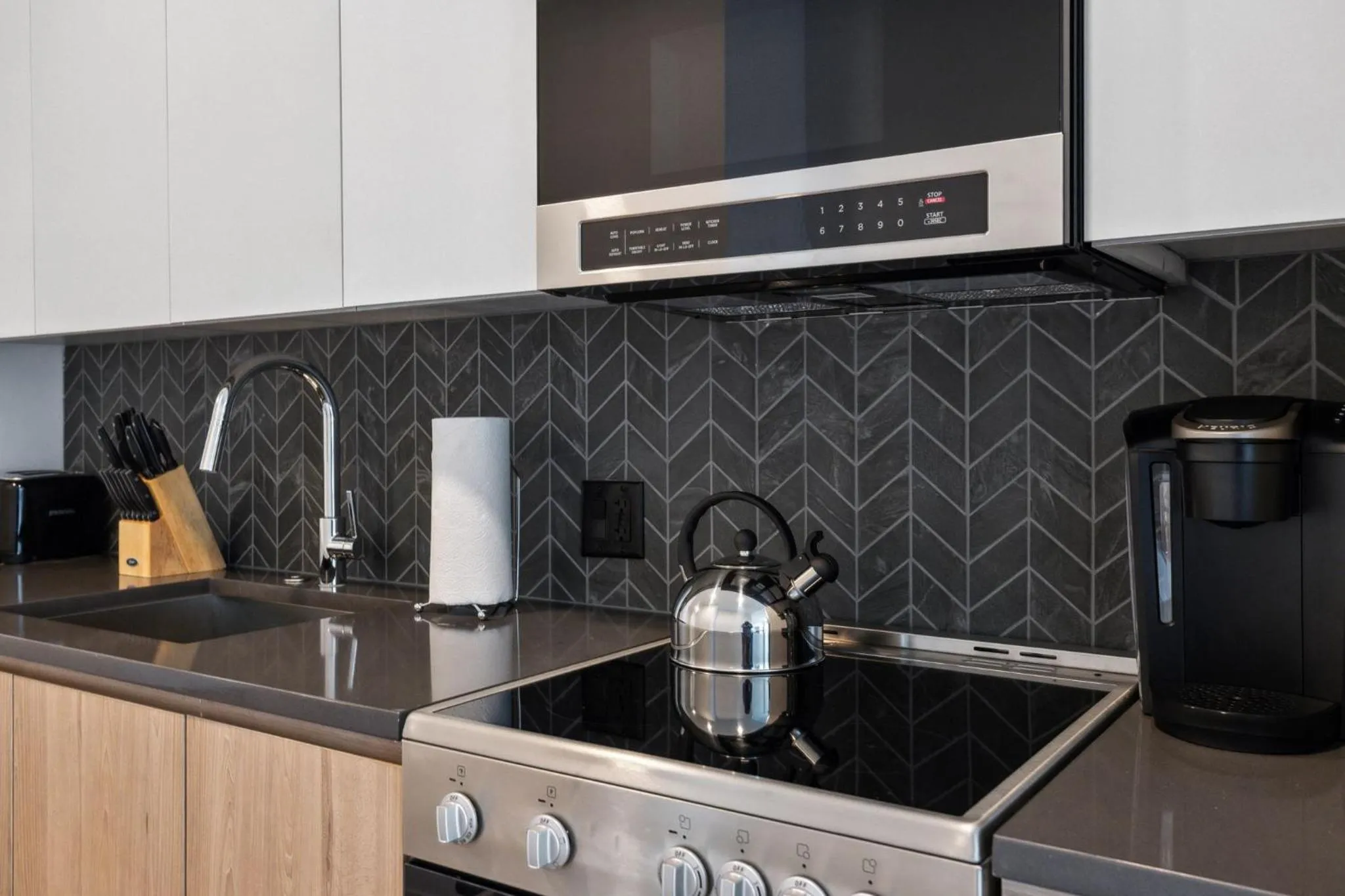 Kitchen or kitchenette in Placemakr Buzzard Point