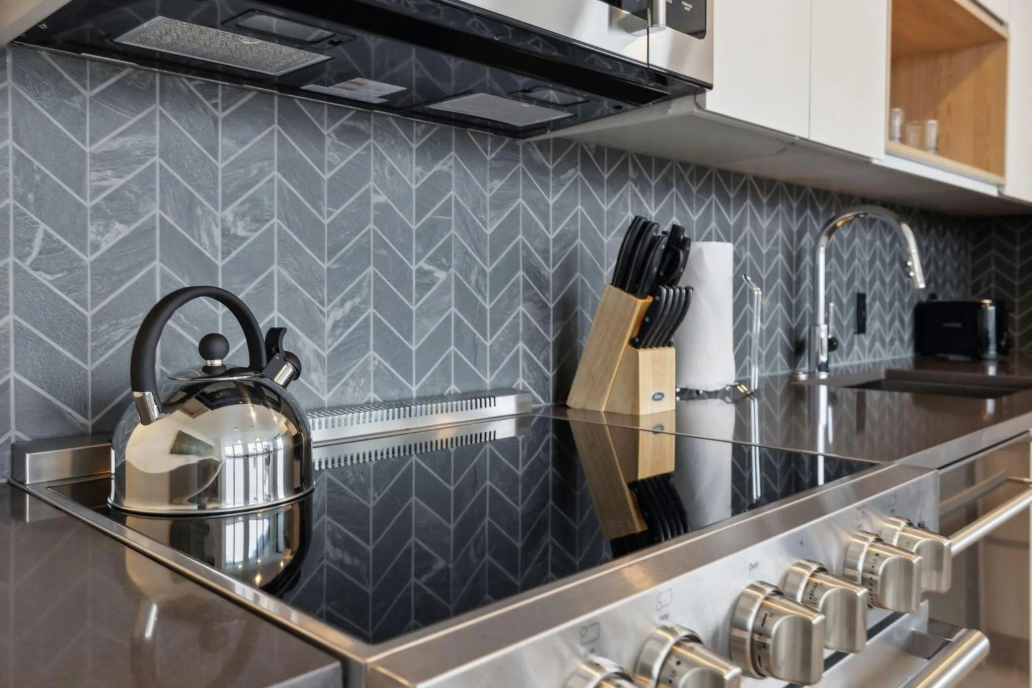 Kitchen or kitchenette in Placemakr Buzzard Point