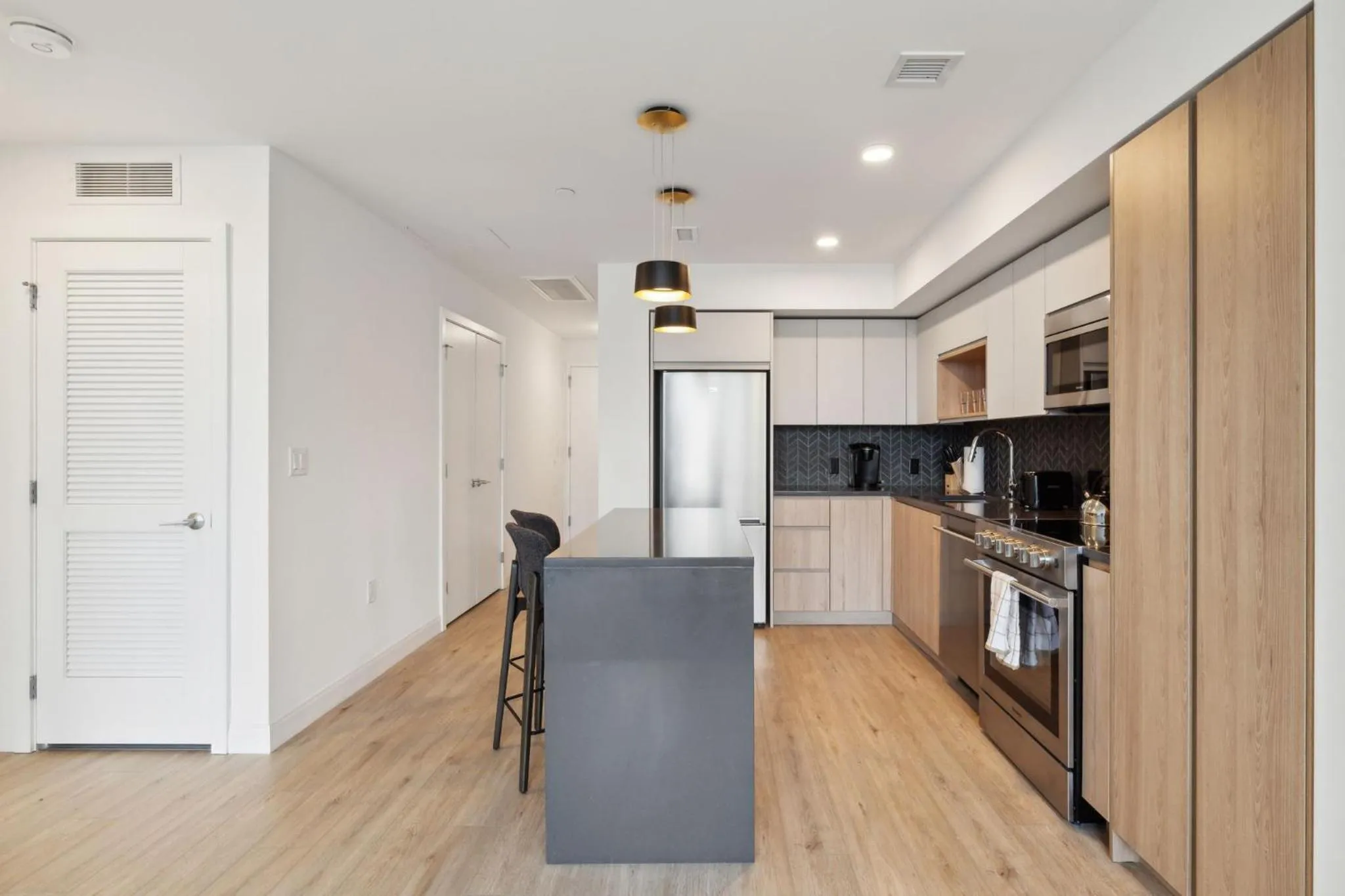 Kitchen or kitchenette in Placemakr Buzzard Point