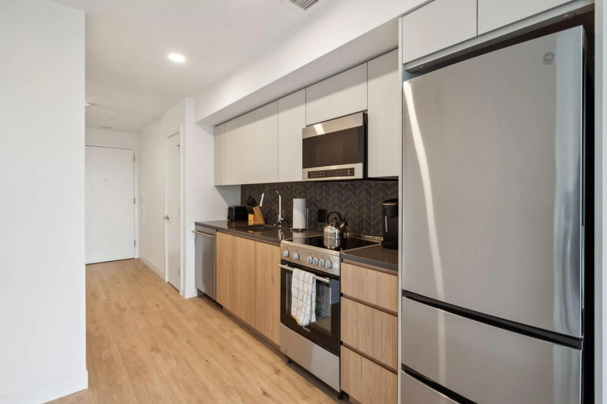 Kitchen or kitchenette in Placemakr Buzzard Point