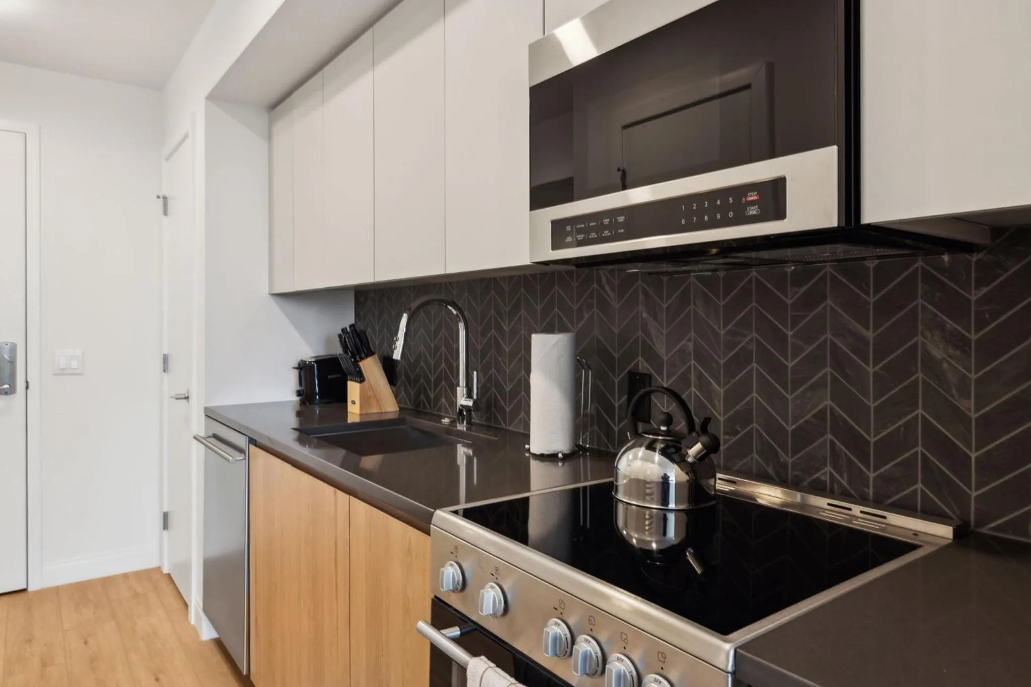 Kitchen or kitchenette in Placemakr Buzzard Point