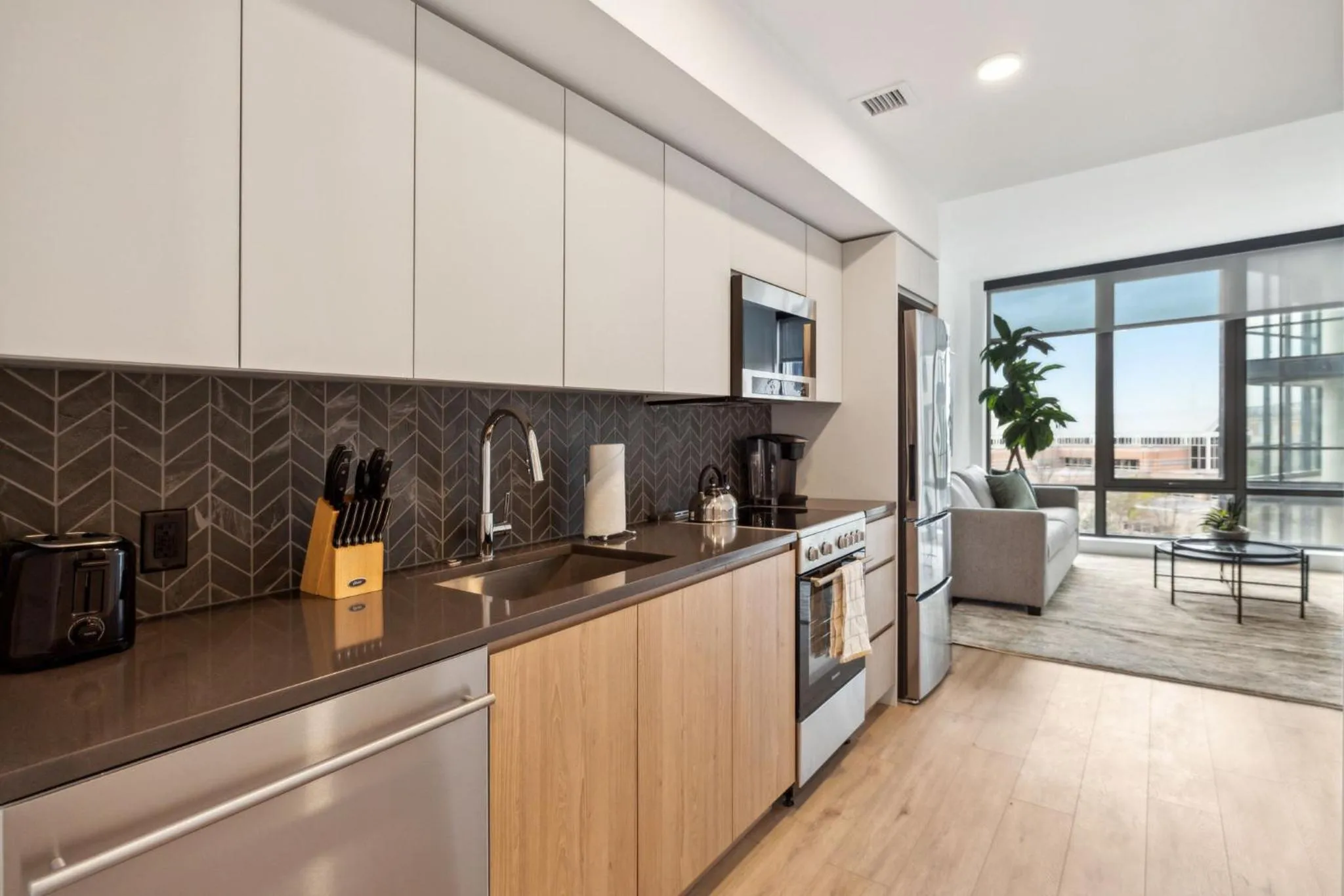 Kitchen or kitchenette in Placemakr Buzzard Point