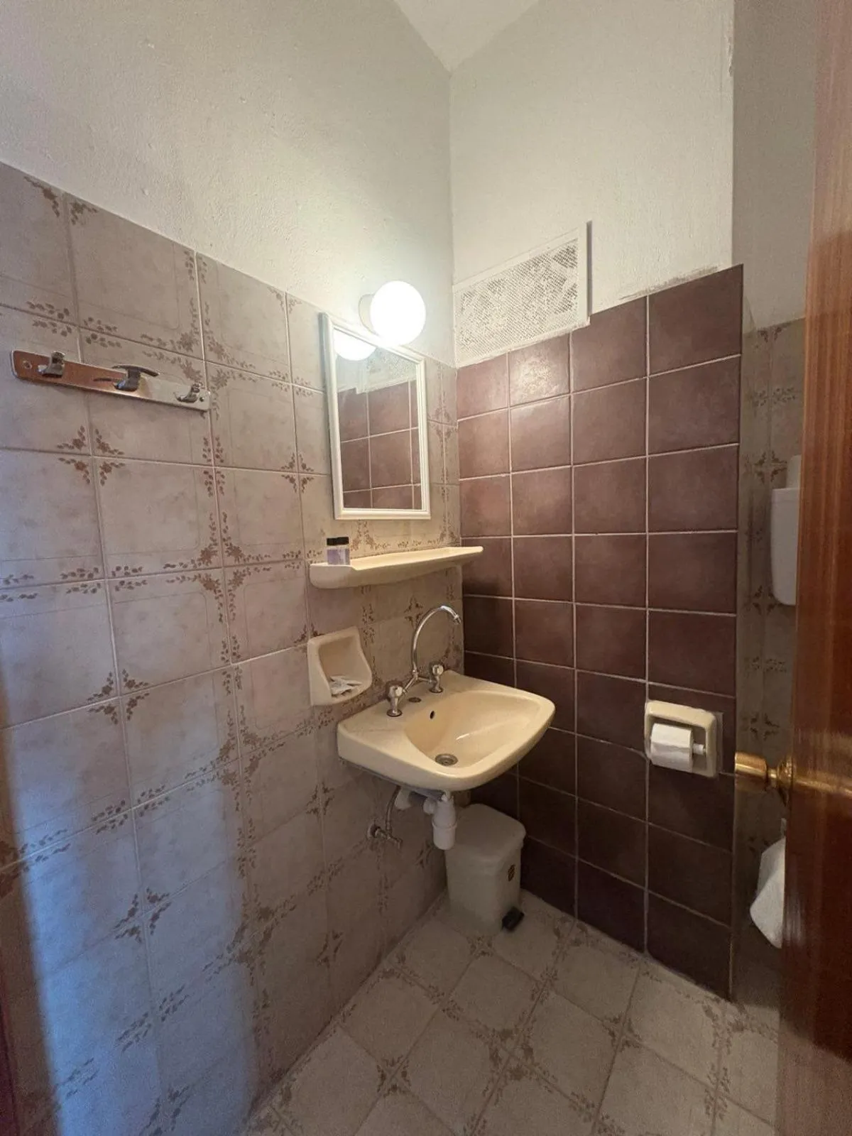 Bathroom in Nikos BnB