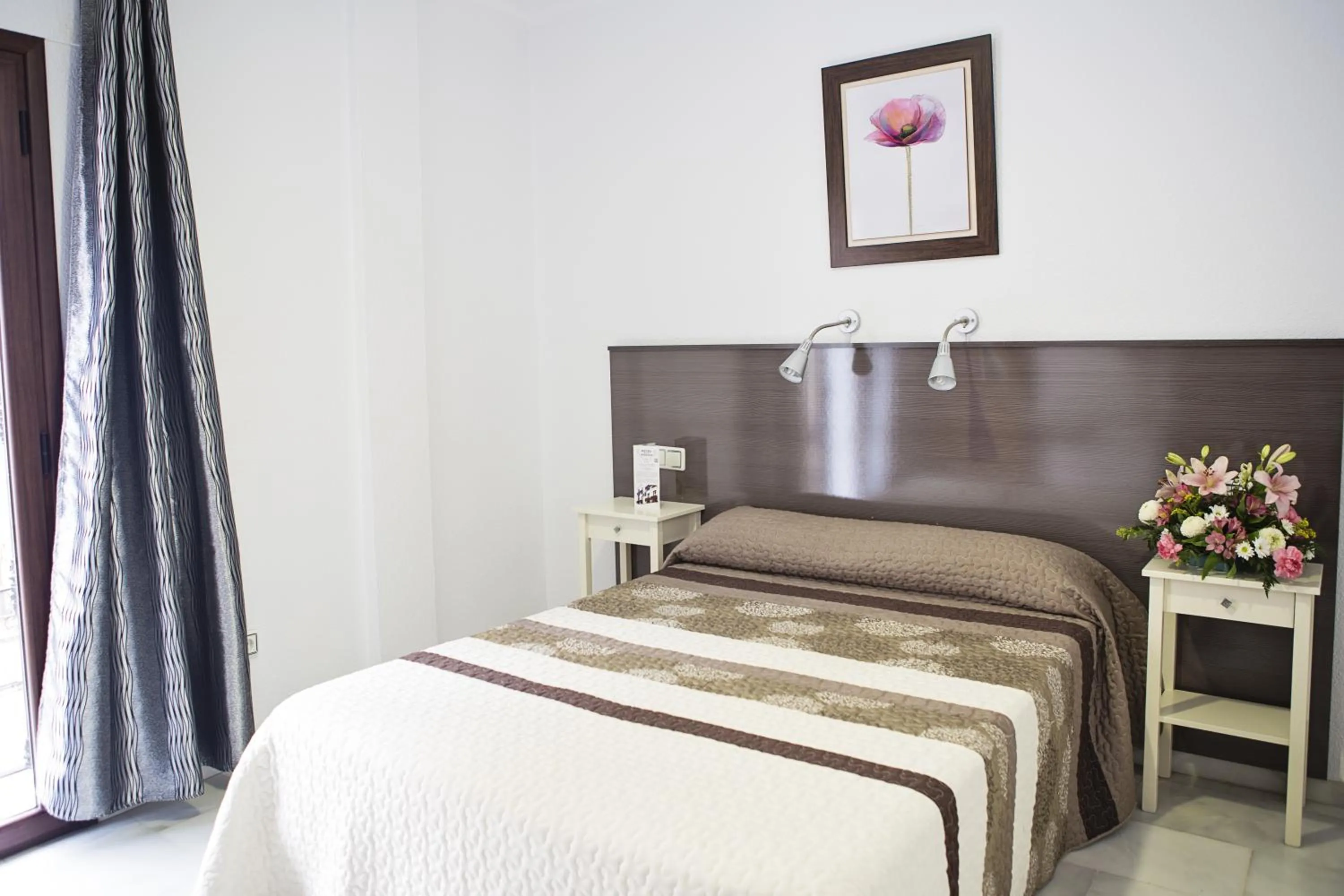 Photo of the whole room, Bed in La Casa de los Faroles