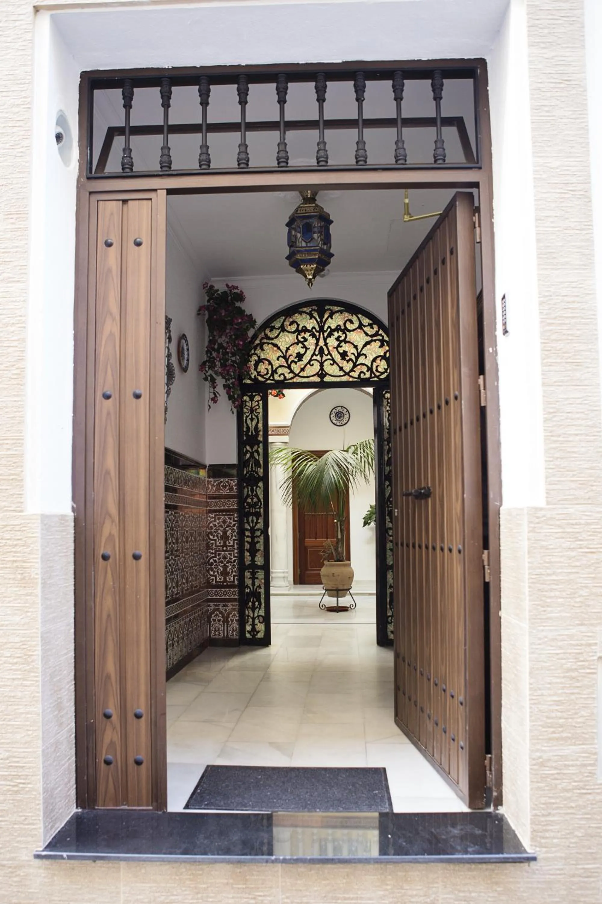Facade/entrance in La Casa de los Faroles