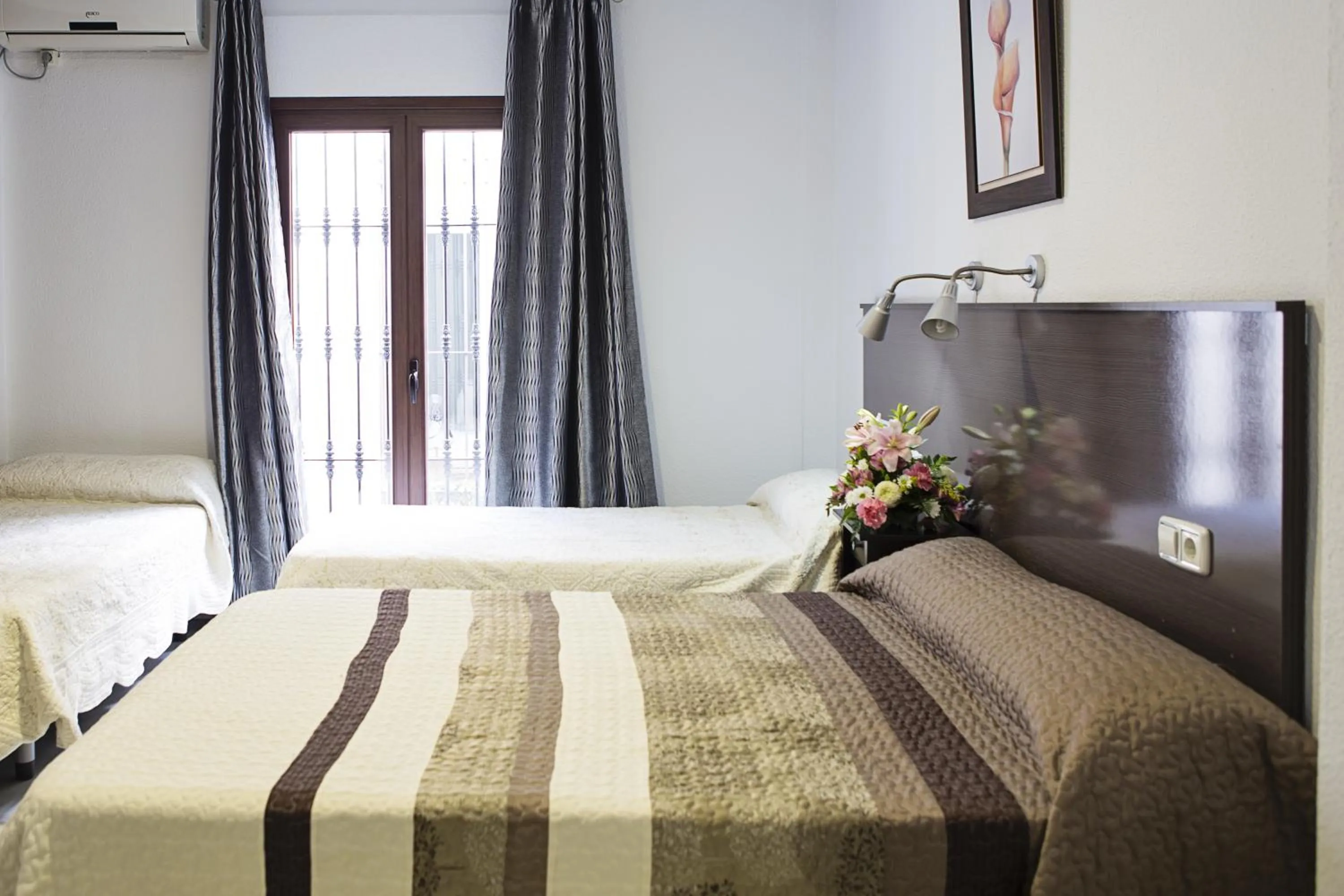 Photo of the whole room, Bed in La Casa de los Faroles