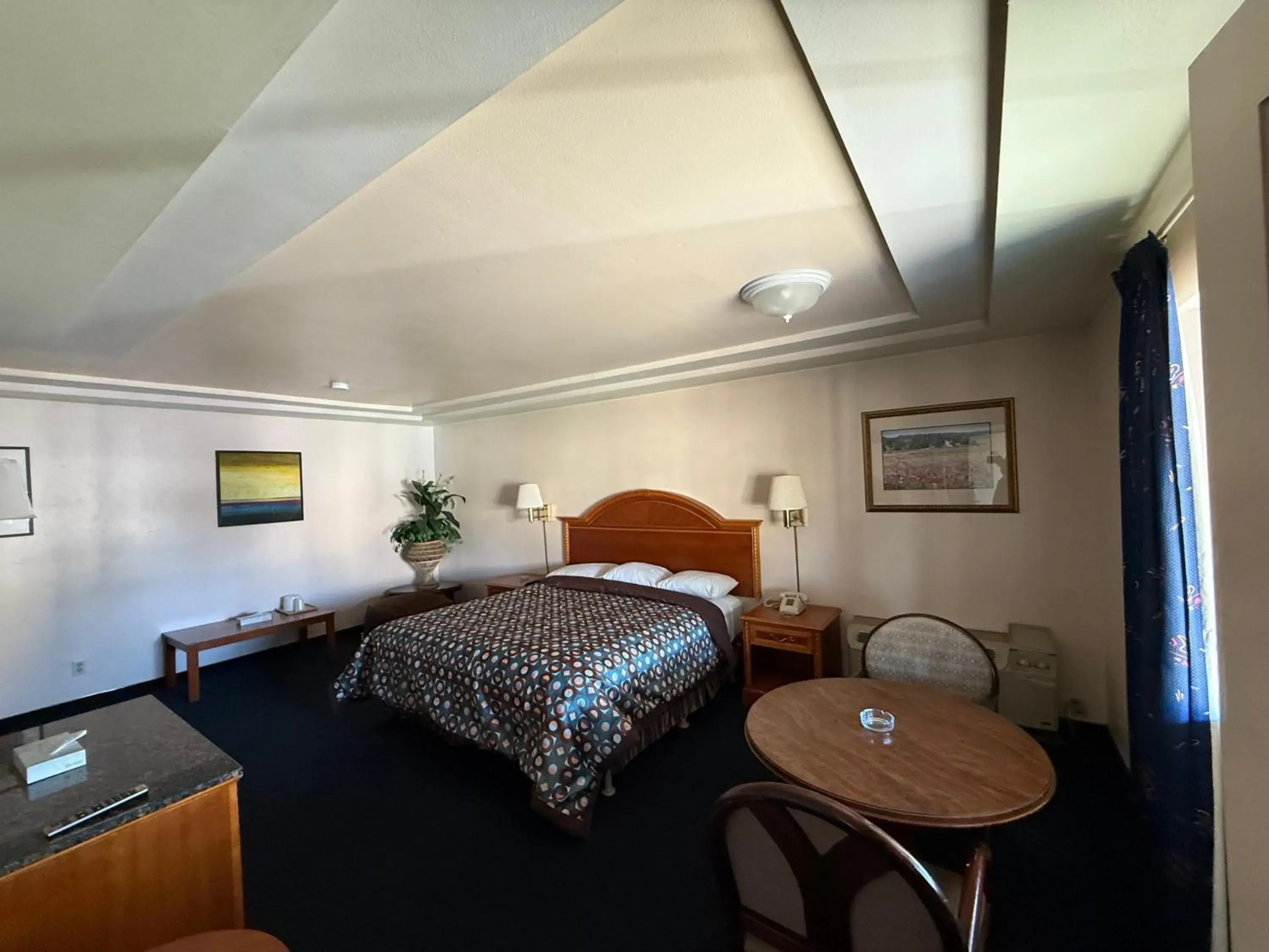 Deluxe Suite with Spa Bath in Fiesta Inn Los Angeles - Bell Gardens Deluxe Suite with Spa Bath in Fiesta Inn Los Angeles - Bell Gardens