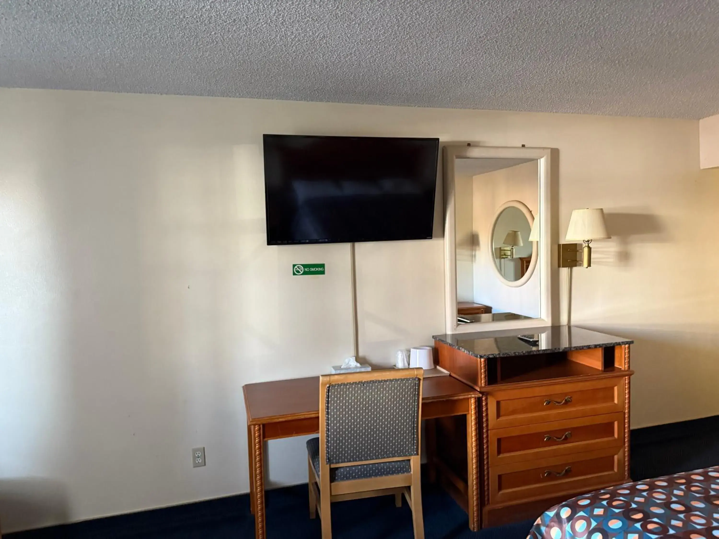 Standard King Room in Fiesta Inn Los Angeles - Bell Gardens Standard King Room in Fiesta Inn Los Angeles - Bell Gardens