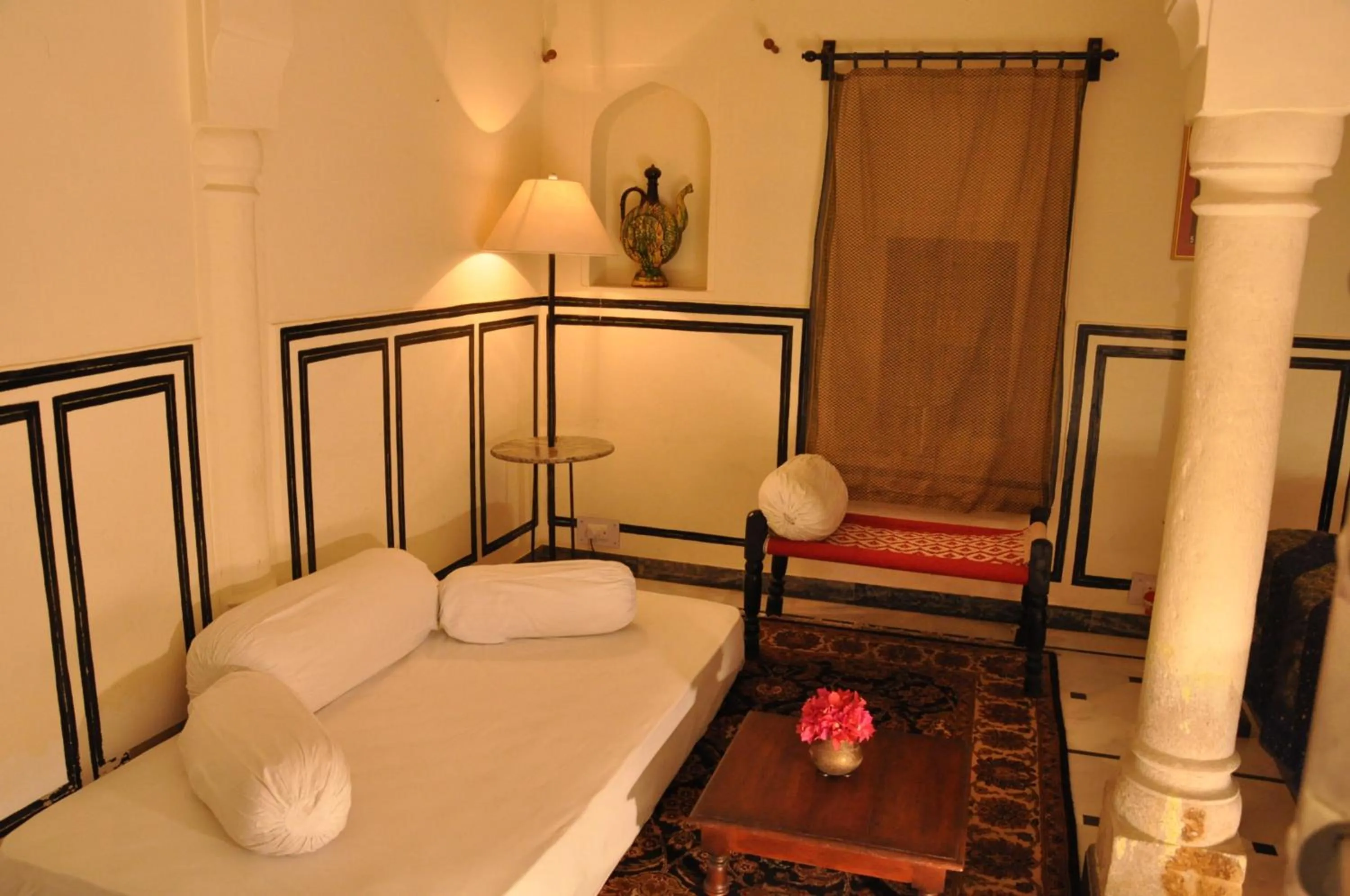 Seating area, Bed in Hotel Chobdar Haveli