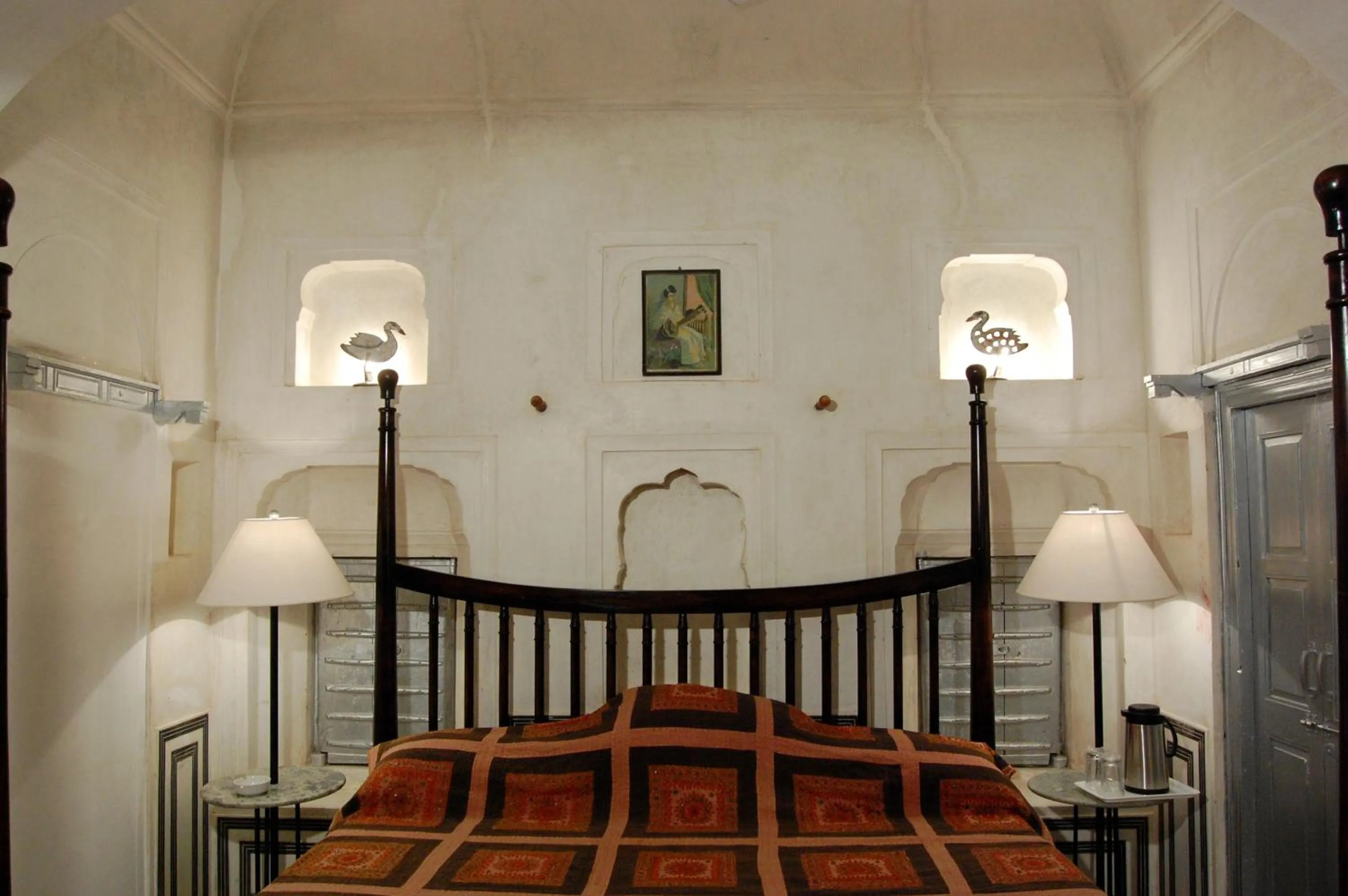 Bed in Hotel Chobdar Haveli