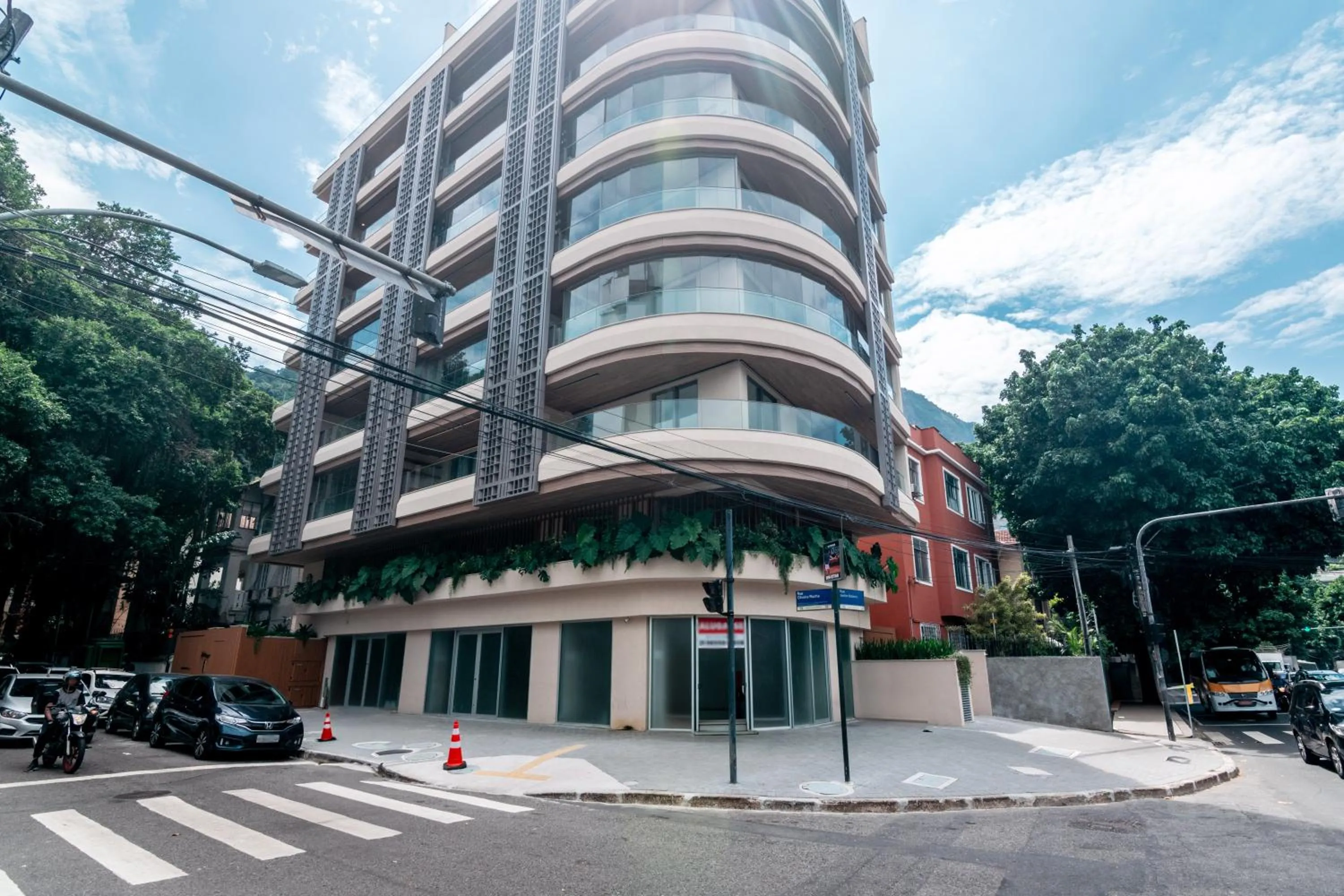 Property building in Charlie Flora Jardim Botânico