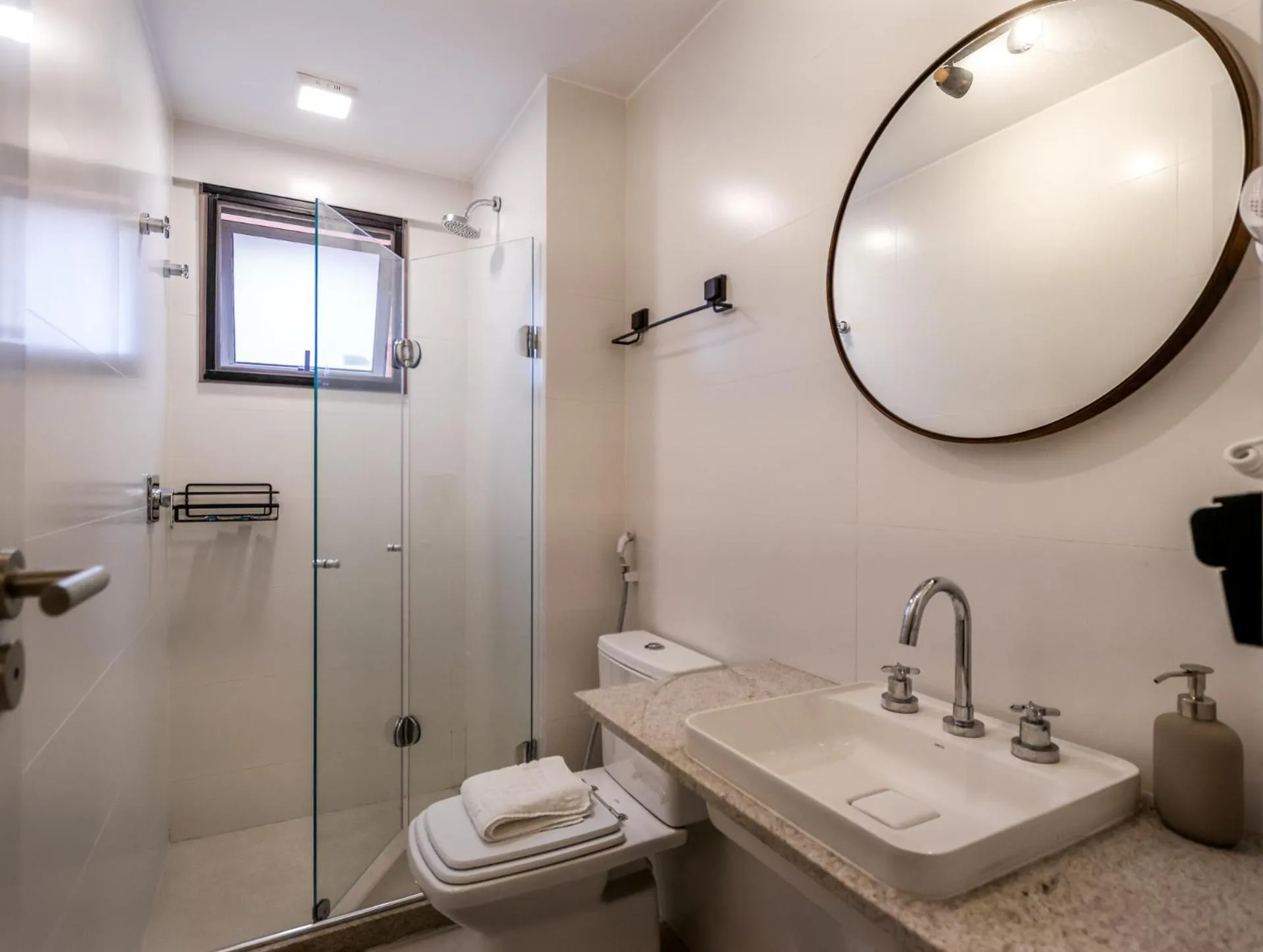 Shower in Charlie Flora Jardim Botânico