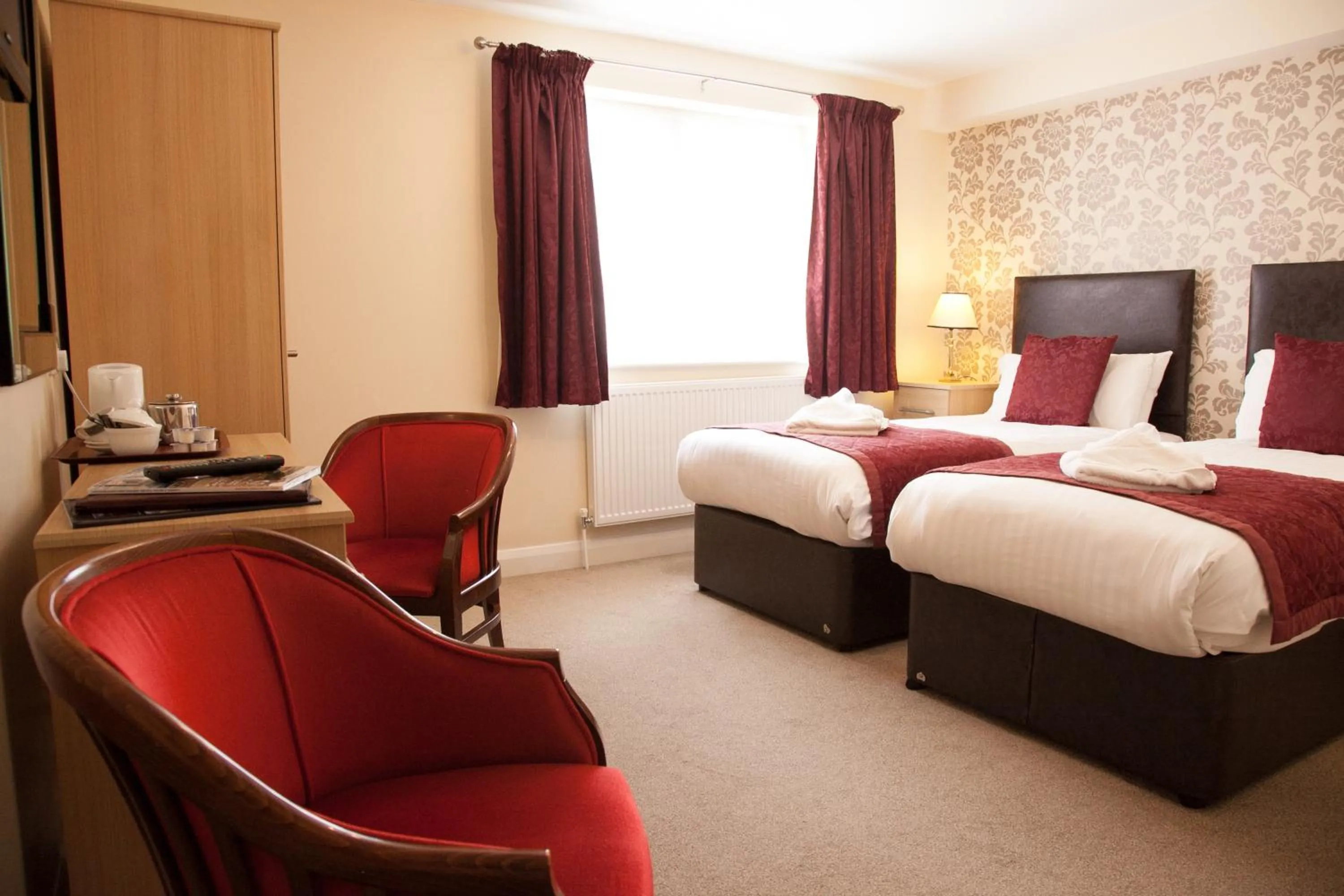 Shower, Bed in The Auckland Hotel