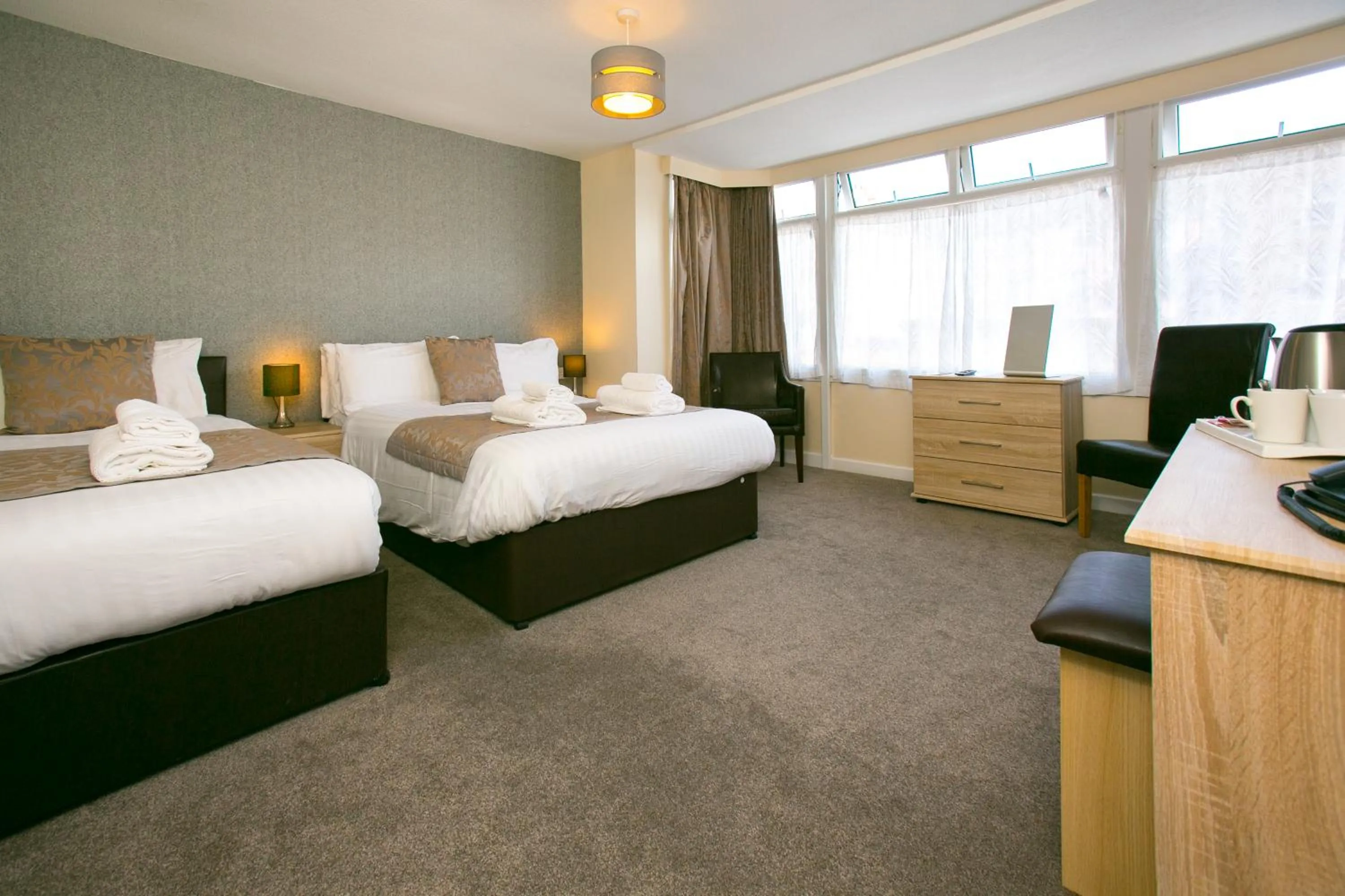 Bathroom, Bed in The Auckland Hotel