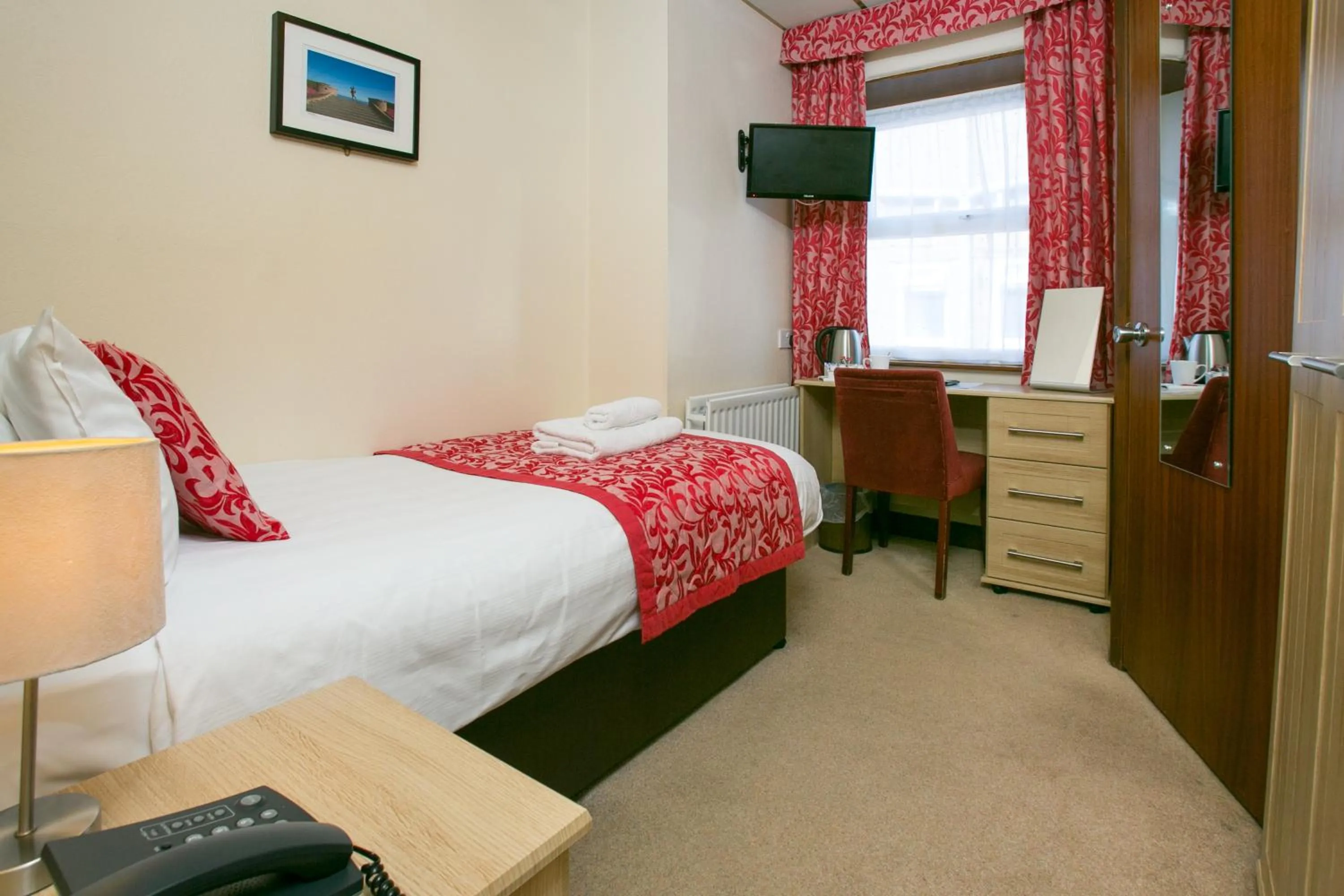 Bathroom, Bed in The Auckland Hotel