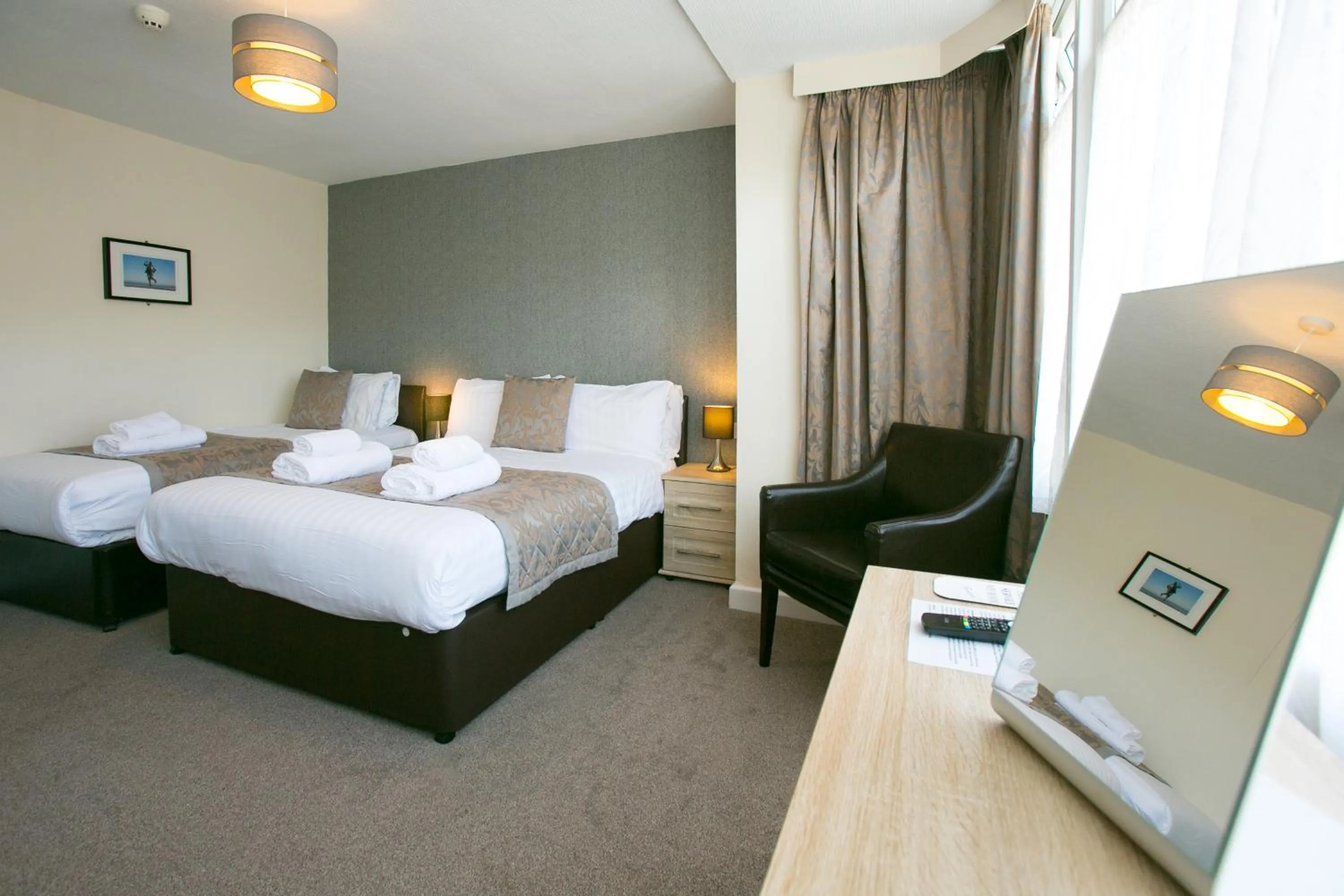 Bathroom, Bed in The Auckland Hotel