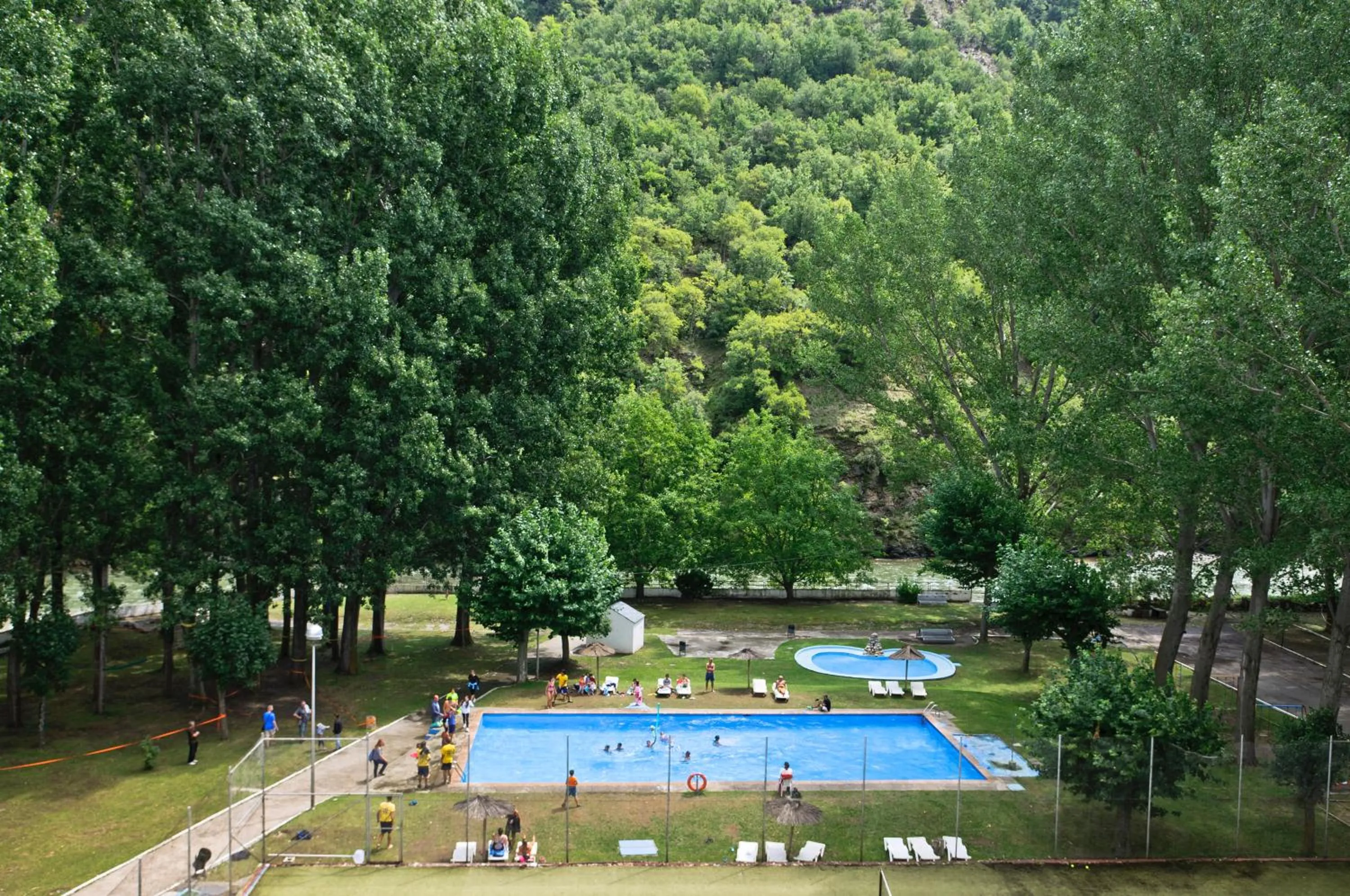 Swimming pool in Hotel SNÖ Condes del Pallars