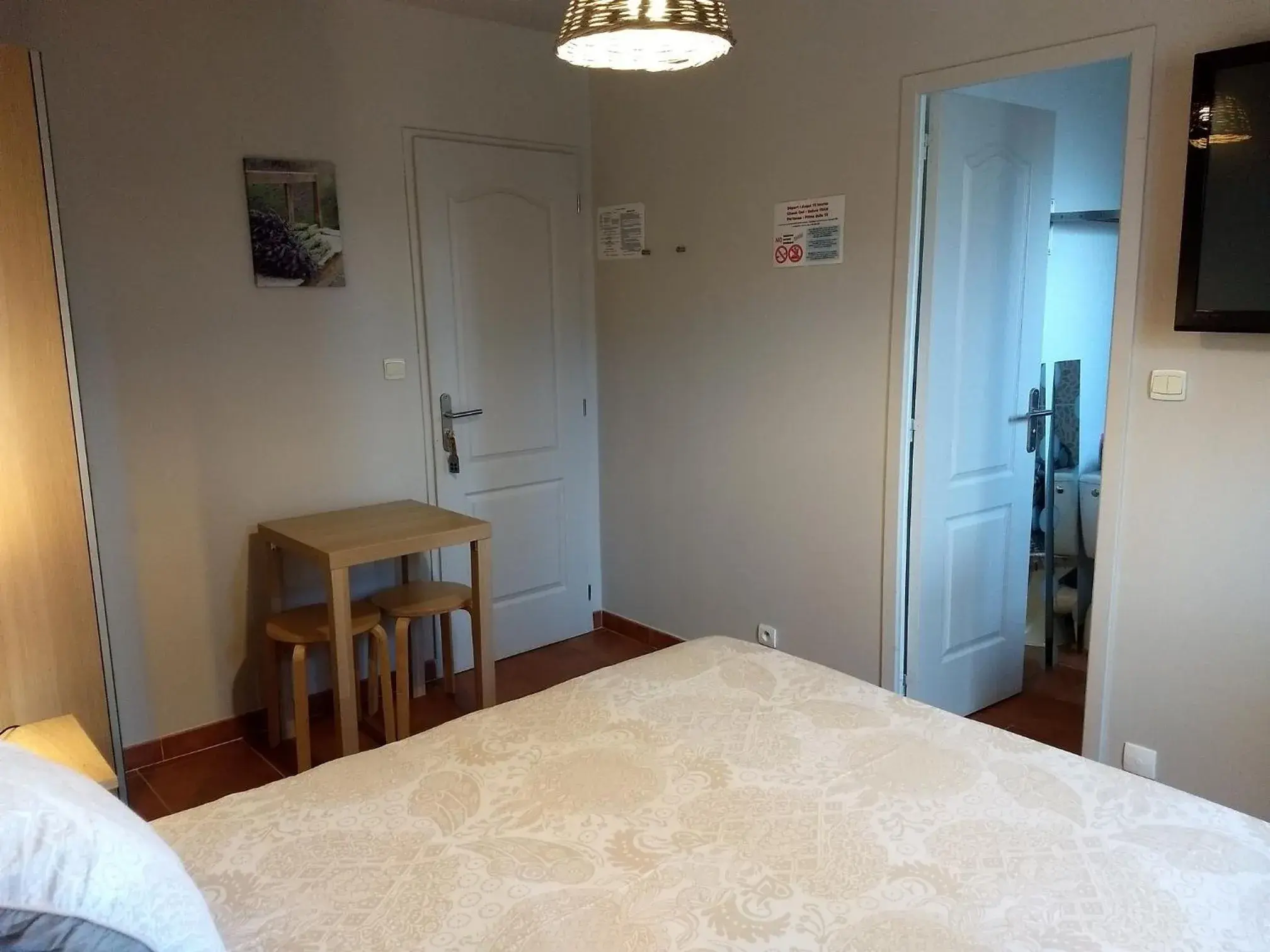 Standard Queen Room in Les Terrasses de Valensole Standard Queen Room in Les Terrasses de Valensole