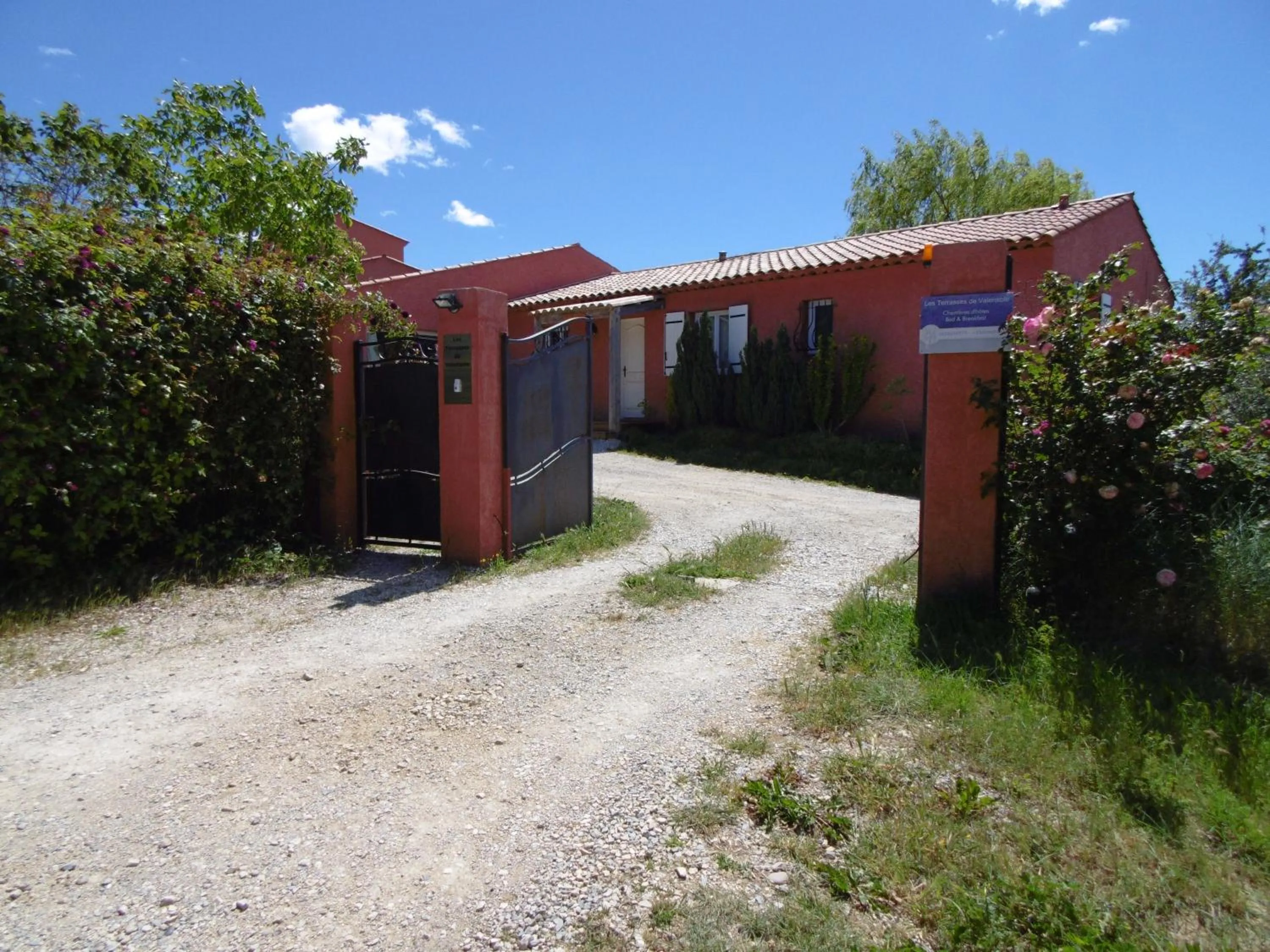 Facade/entrance in Les Terrasses de Valensole