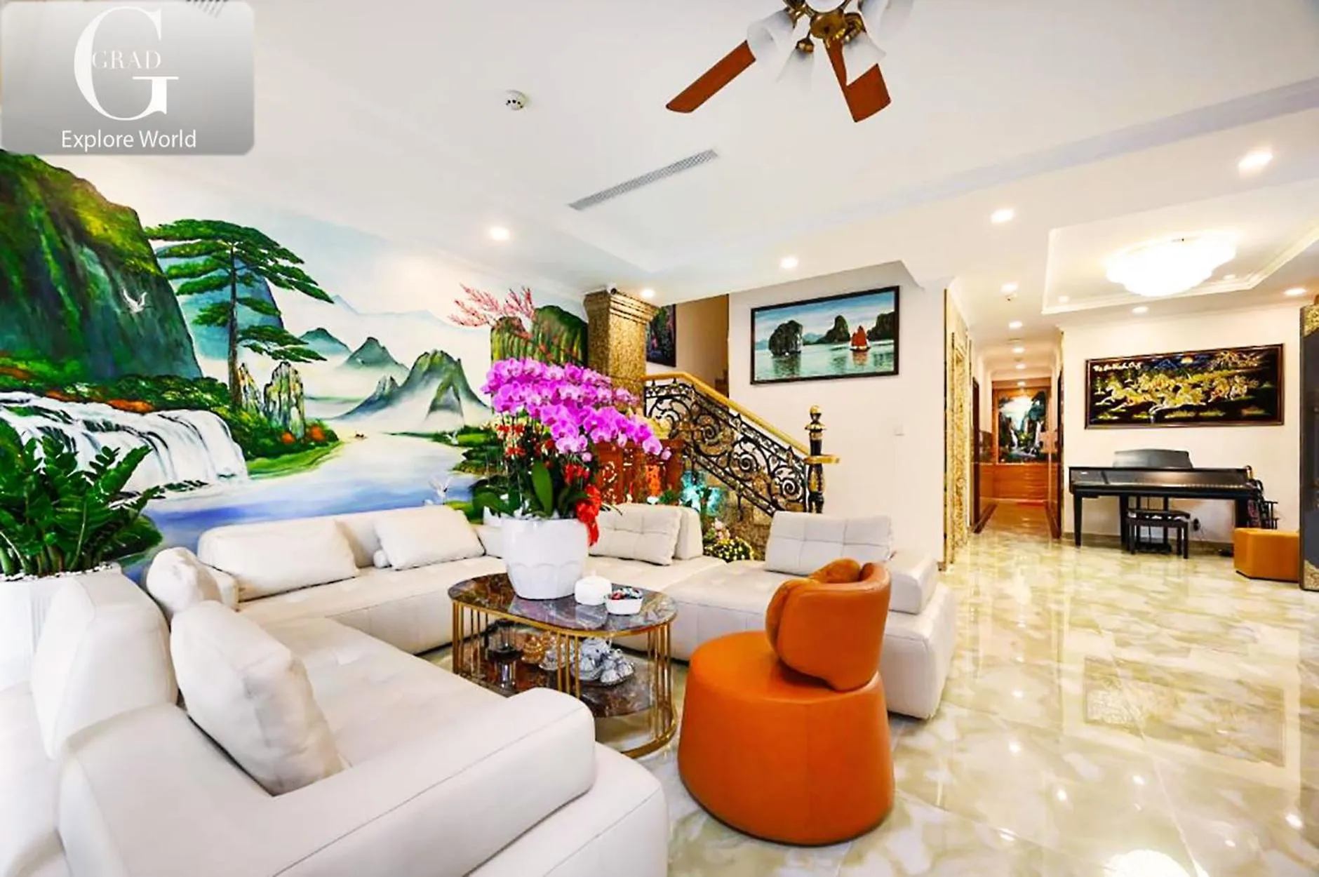 Communal lounge/ TV room in Ly Ly Hotel 2