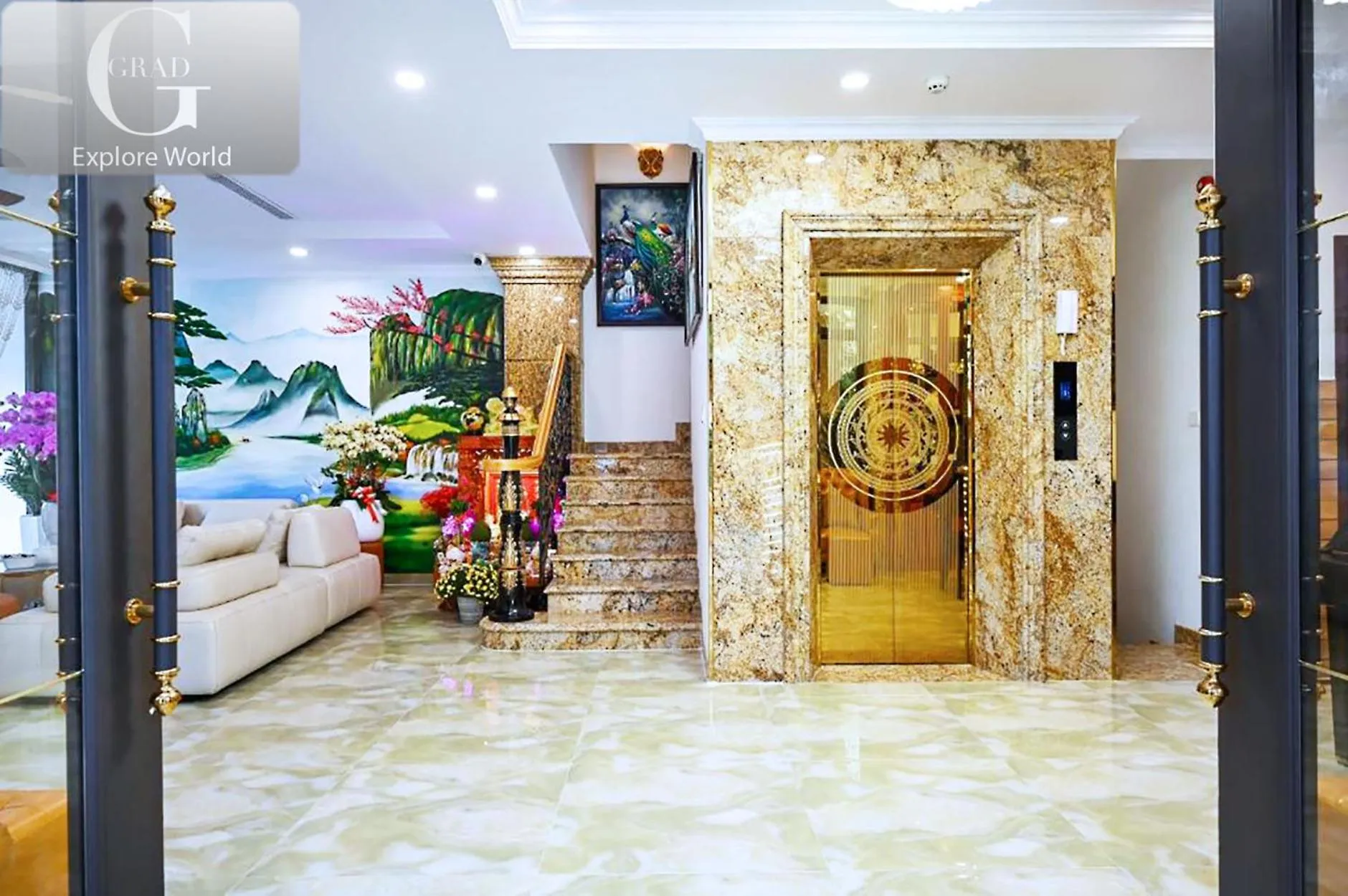 elevator in Ly Ly Hotel 2